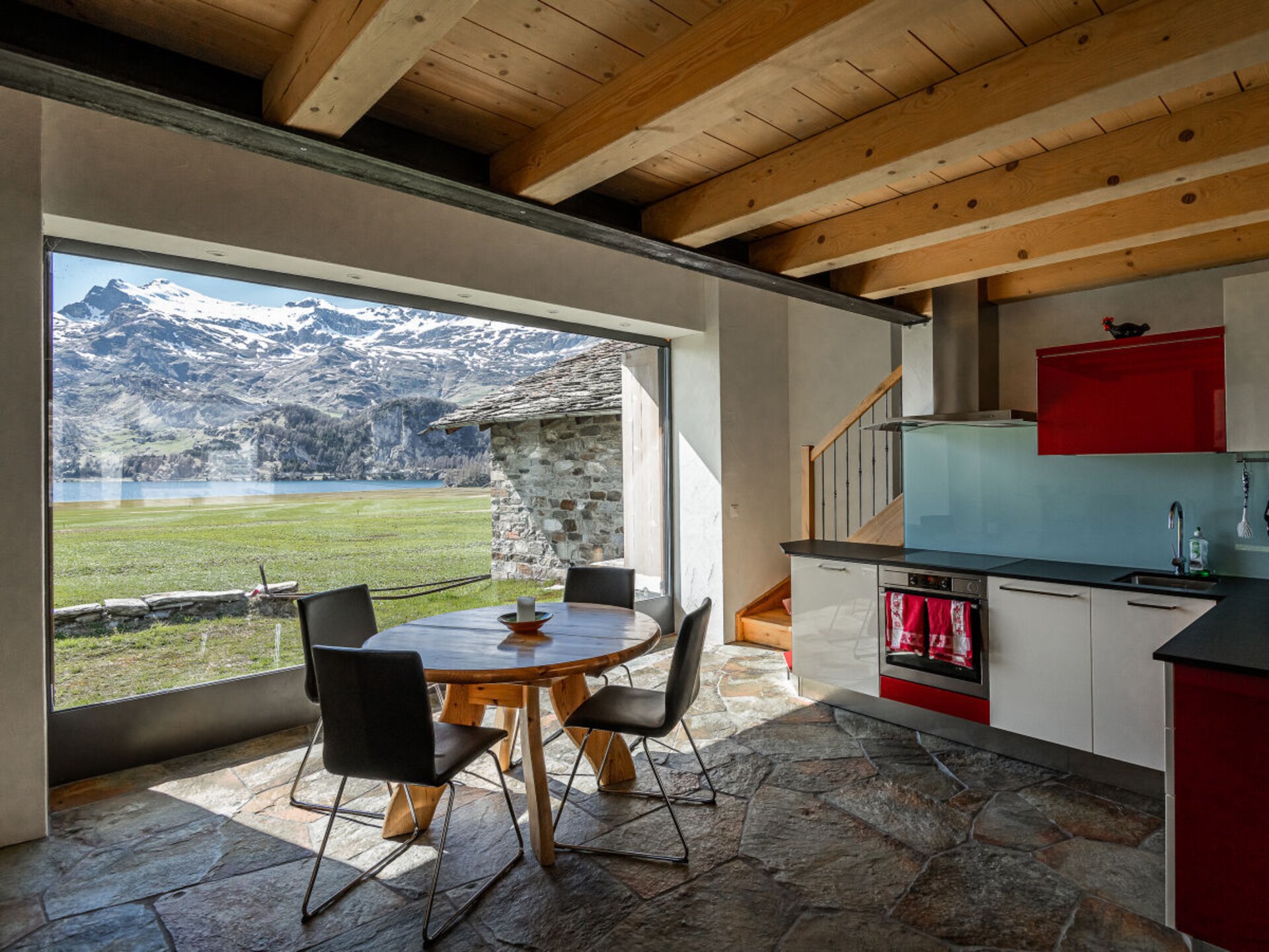 Chalet Isola in Maloja: 110m² rust met uitzicht op de Zwitserse bergen - foto 6