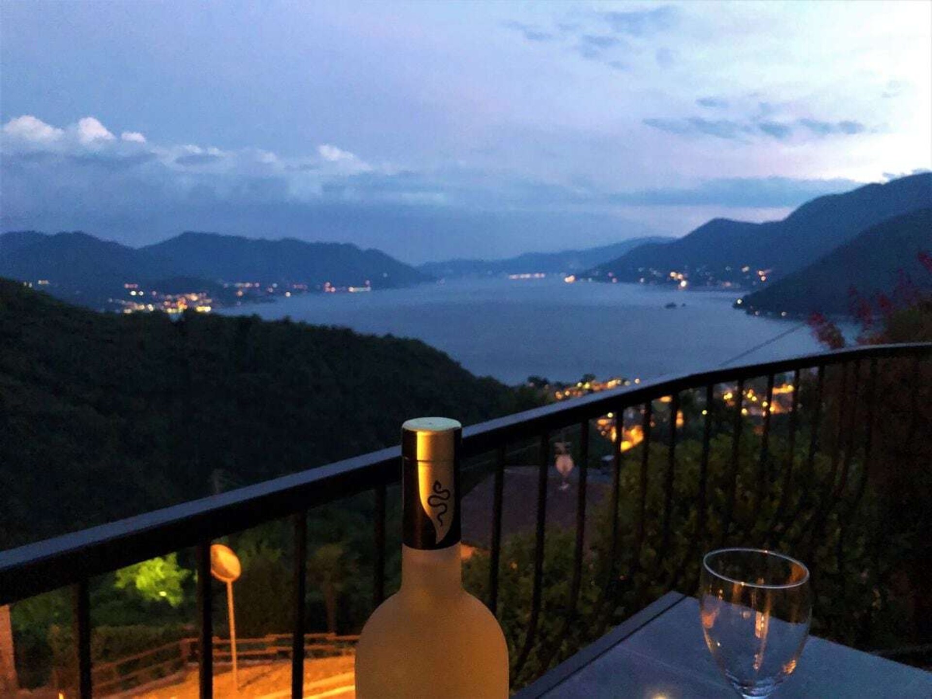 Vakantiehuis met panoramisch uitzicht op Lago Maggiore in Maccagno - foto 4