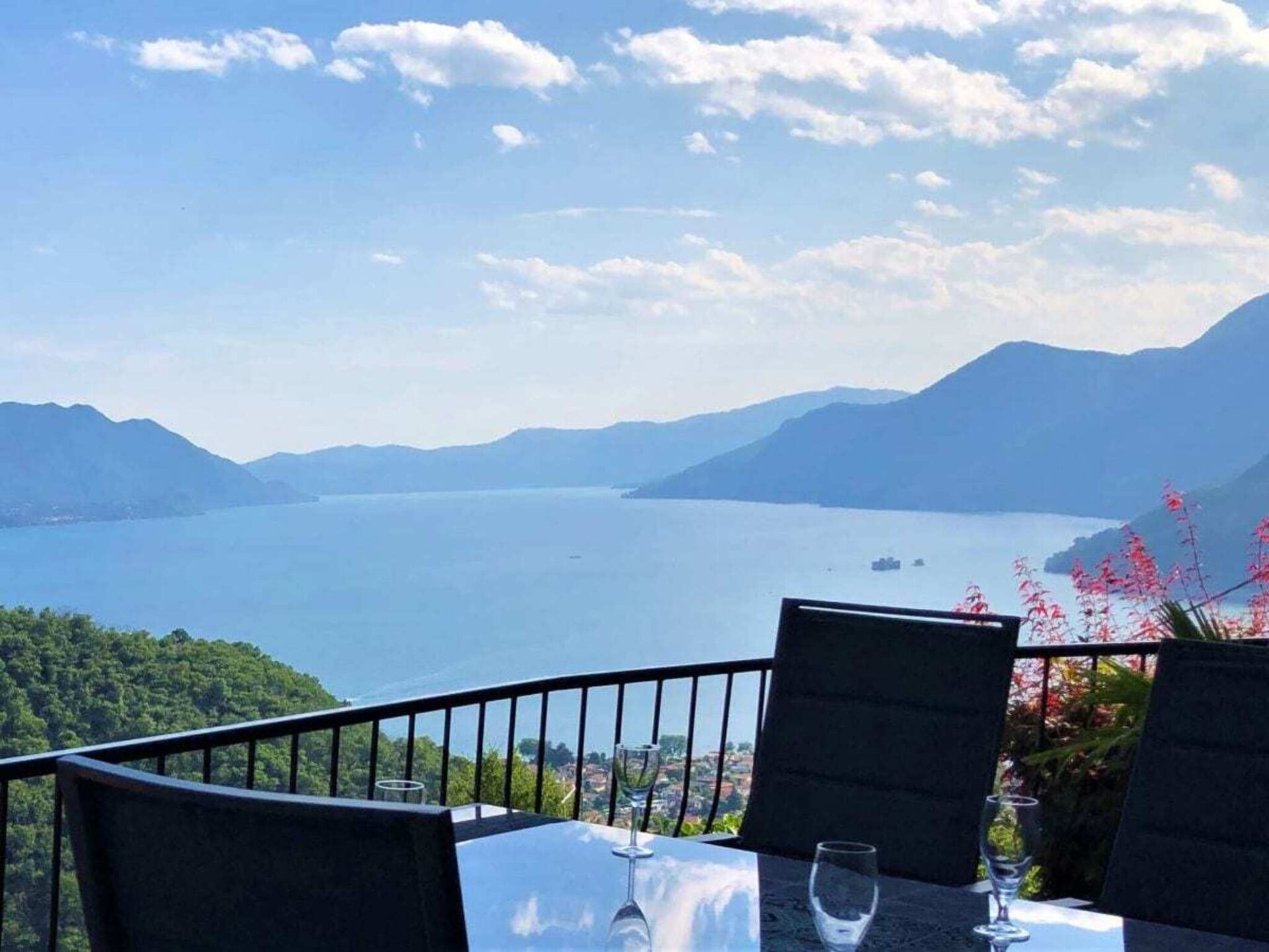 Vakantiehuis met panoramisch uitzicht op Lago Maggiore in Maccagno - foto 9