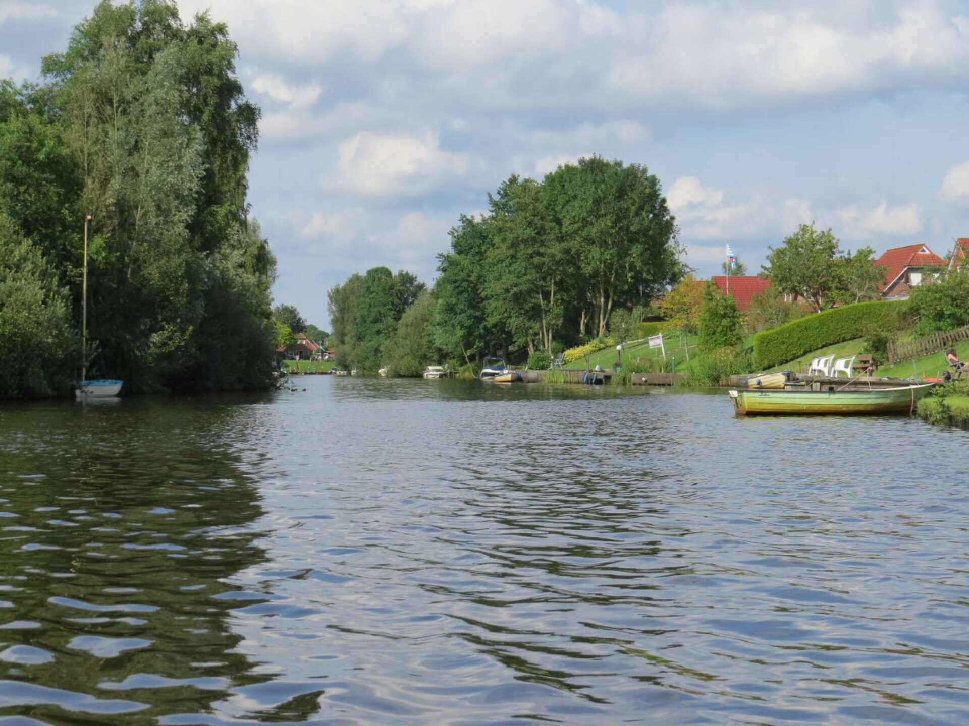 4-persoons vakantiehuis in Großefehn met eigen aanlegsteiger - foto 16