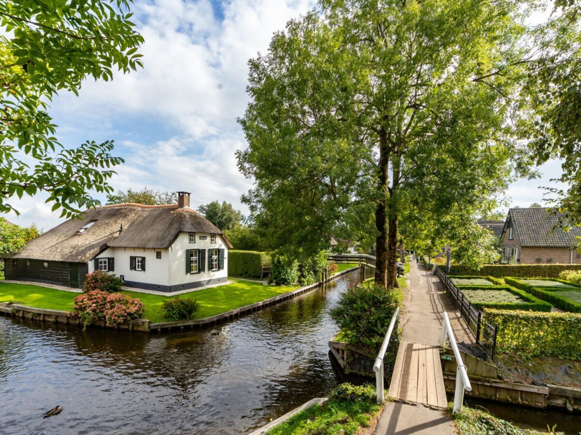 Authentieke boerderij in Giethoorn met eigen punter, boothuis en grote tuin - foto 1