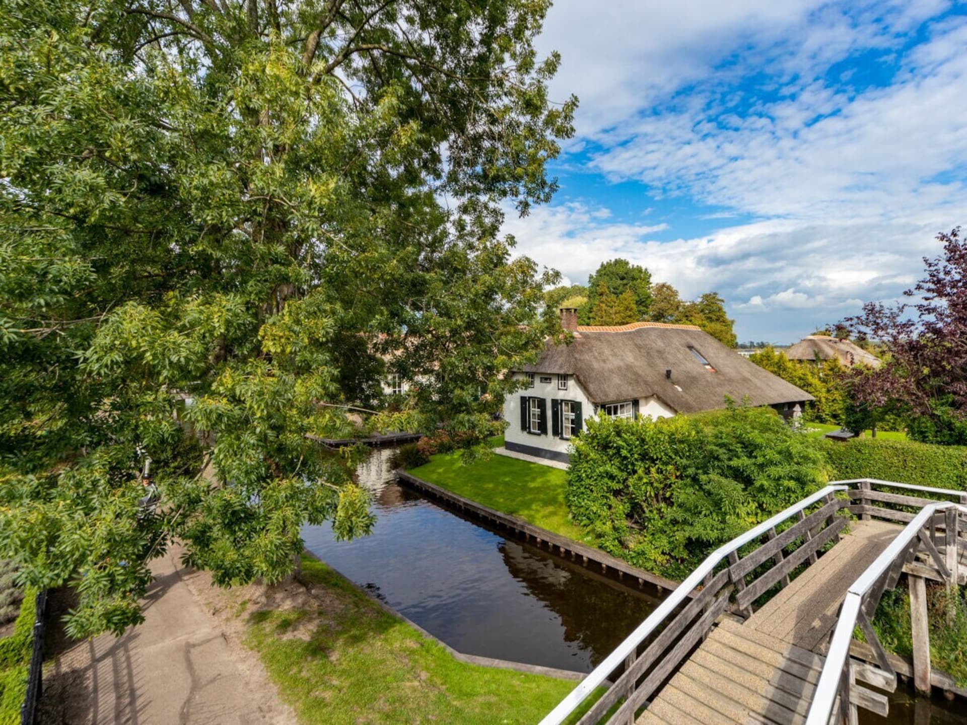 Authentieke boerderij in Giethoorn met eigen punter, boothuis en grote tuin - foto 3