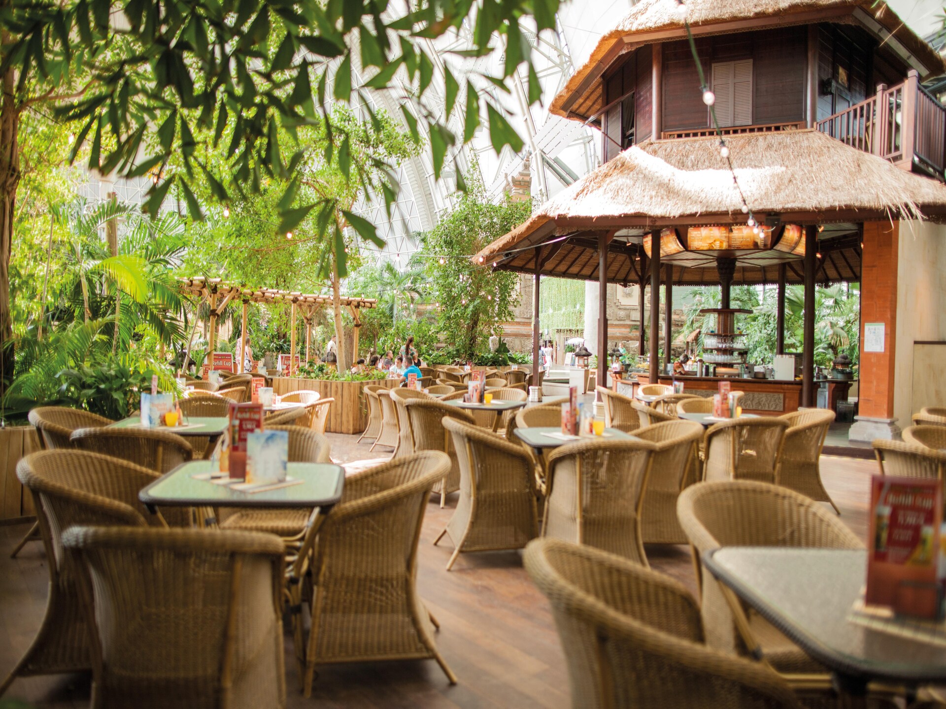 Knusse stacaravan tussen de dennen vlakbij Tropical Islands - foto 11