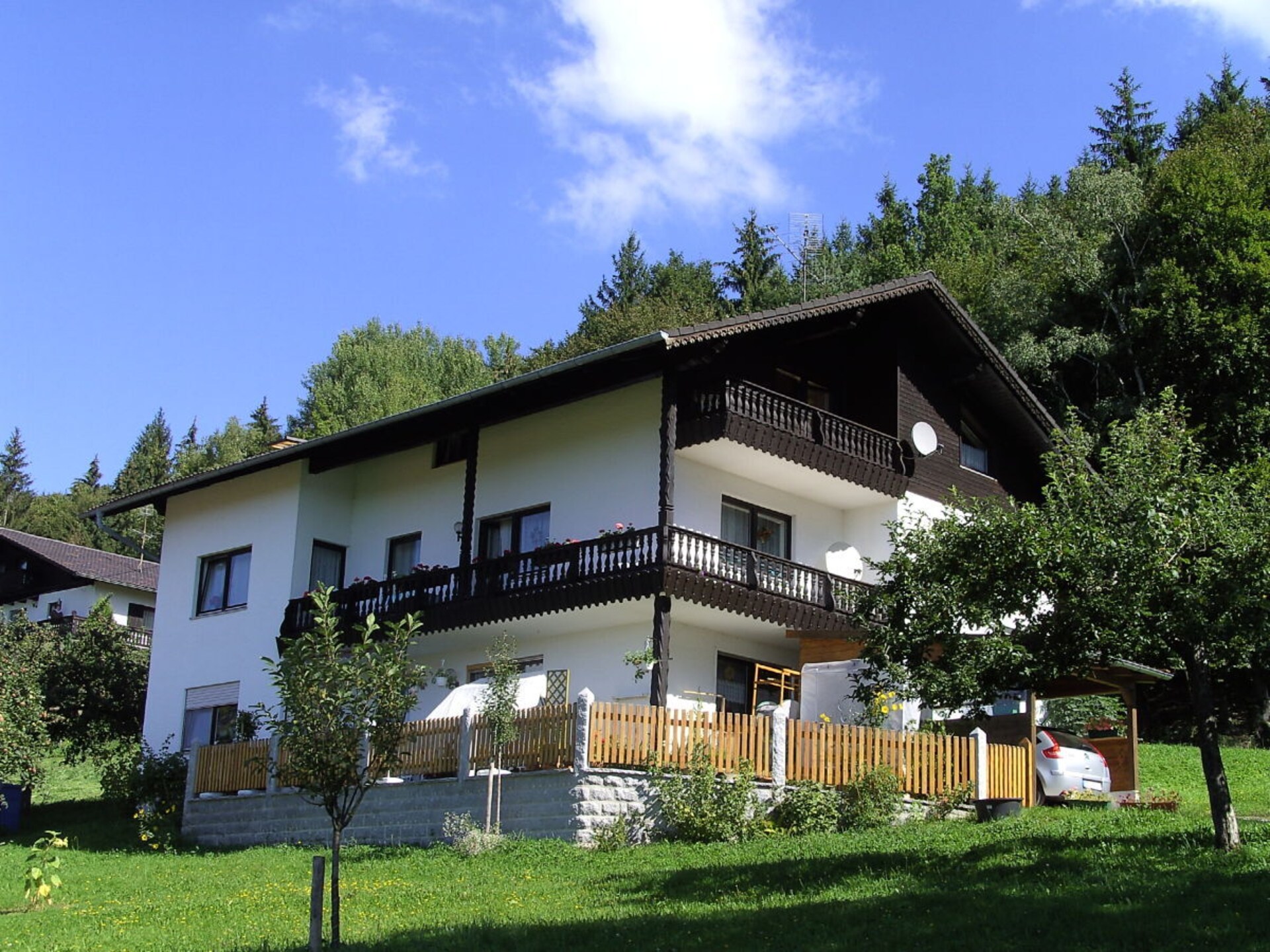 Gerenoveerd vakantiehuis op zolder met panoramisch balkon in Hunding - foto 2