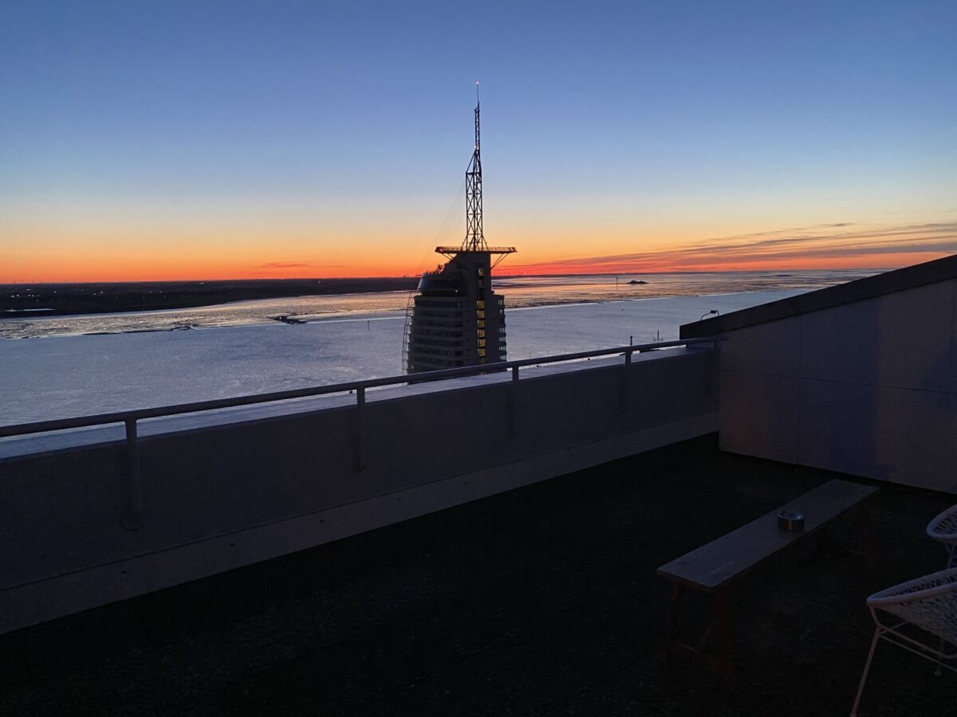 Sky Suite: Luxe Penthouse met Dakterras en Panoramisch Zeezicht in Bremerhaven - foto 8