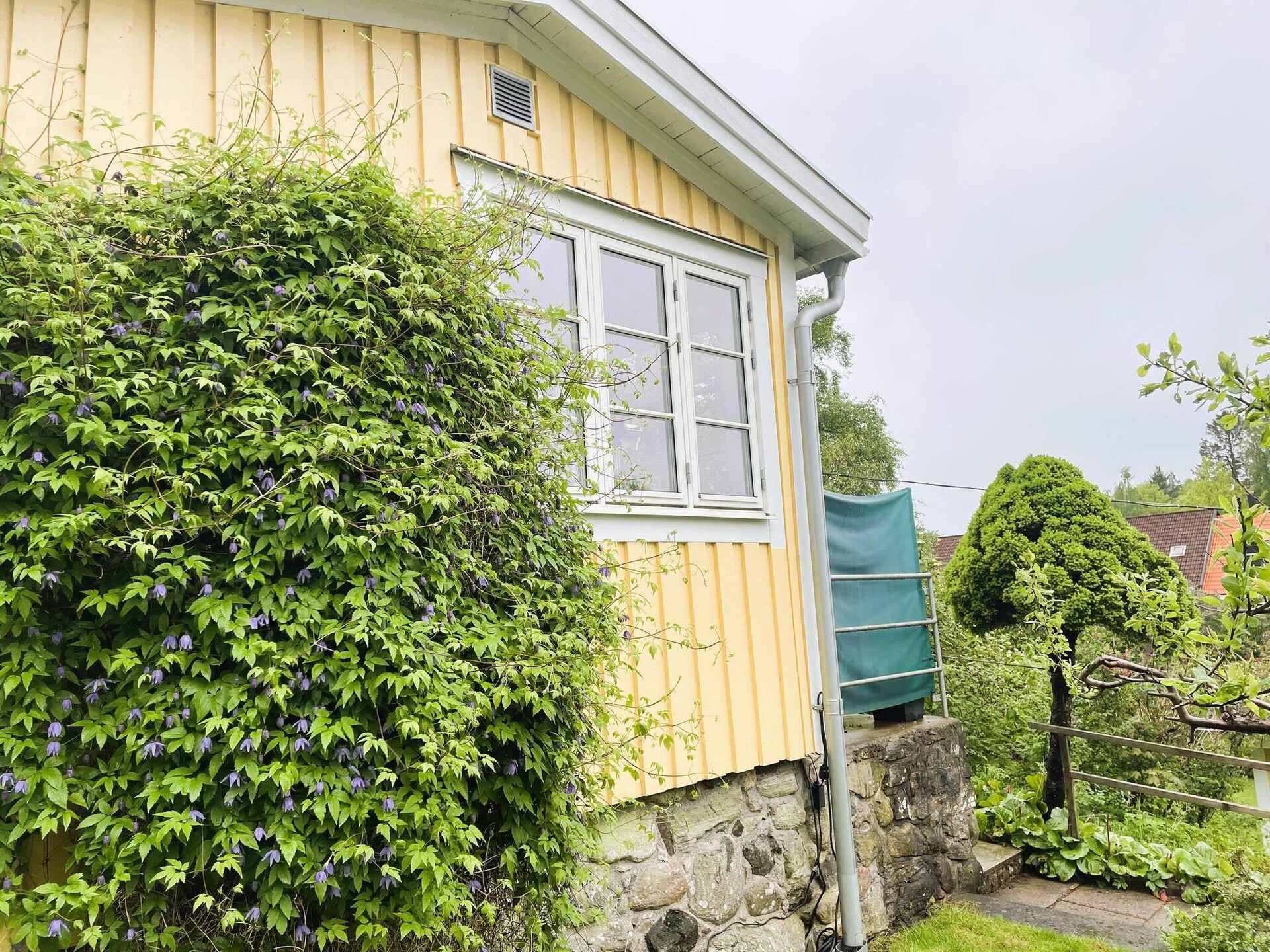 Knus geel vakantiehuisje aan de golfbaan bij Stenungsund - foto 4