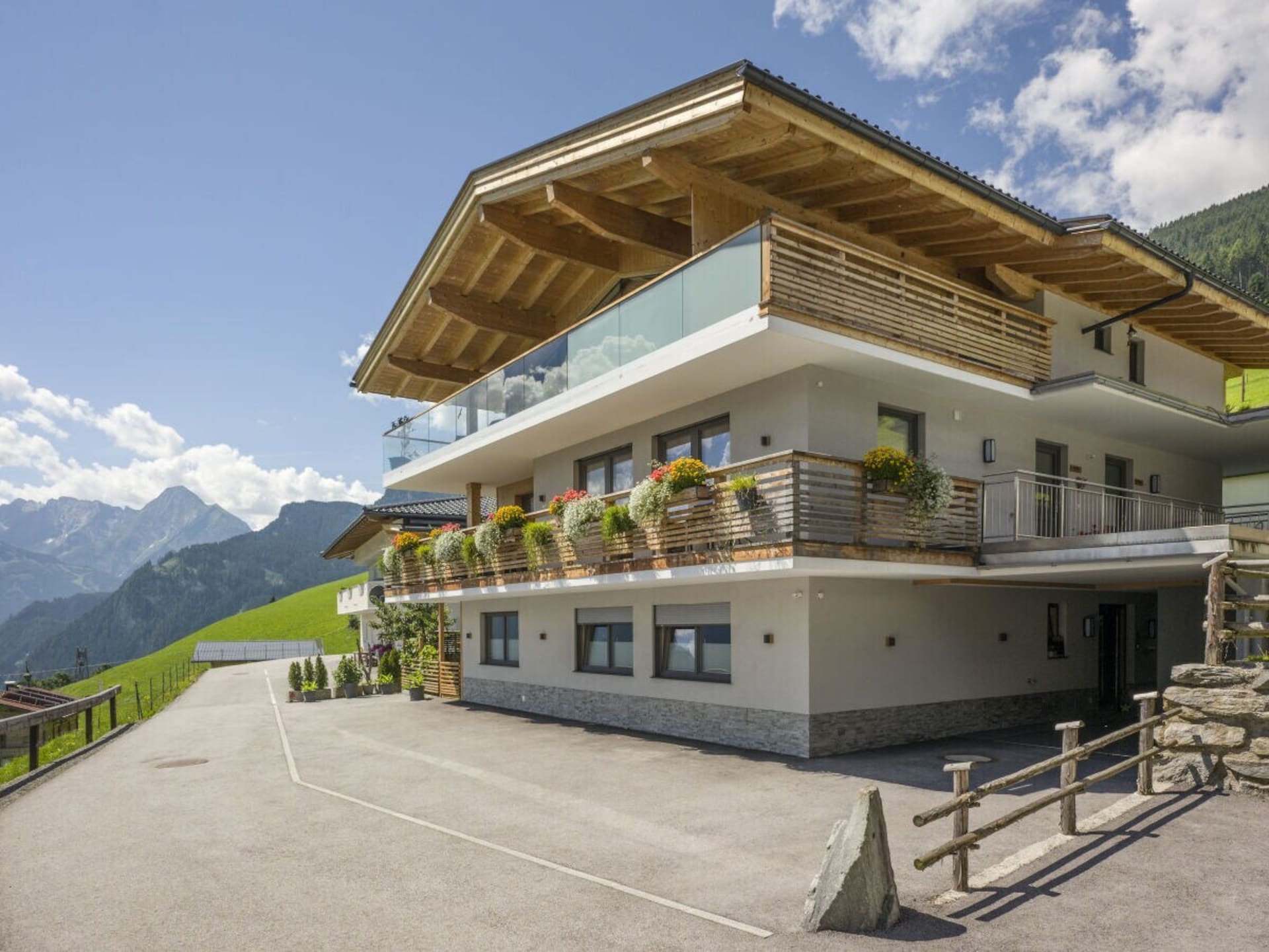 Zonnig vakantiehuis in Hippach met uitzicht op de Zillertaler Alpen - foto 2