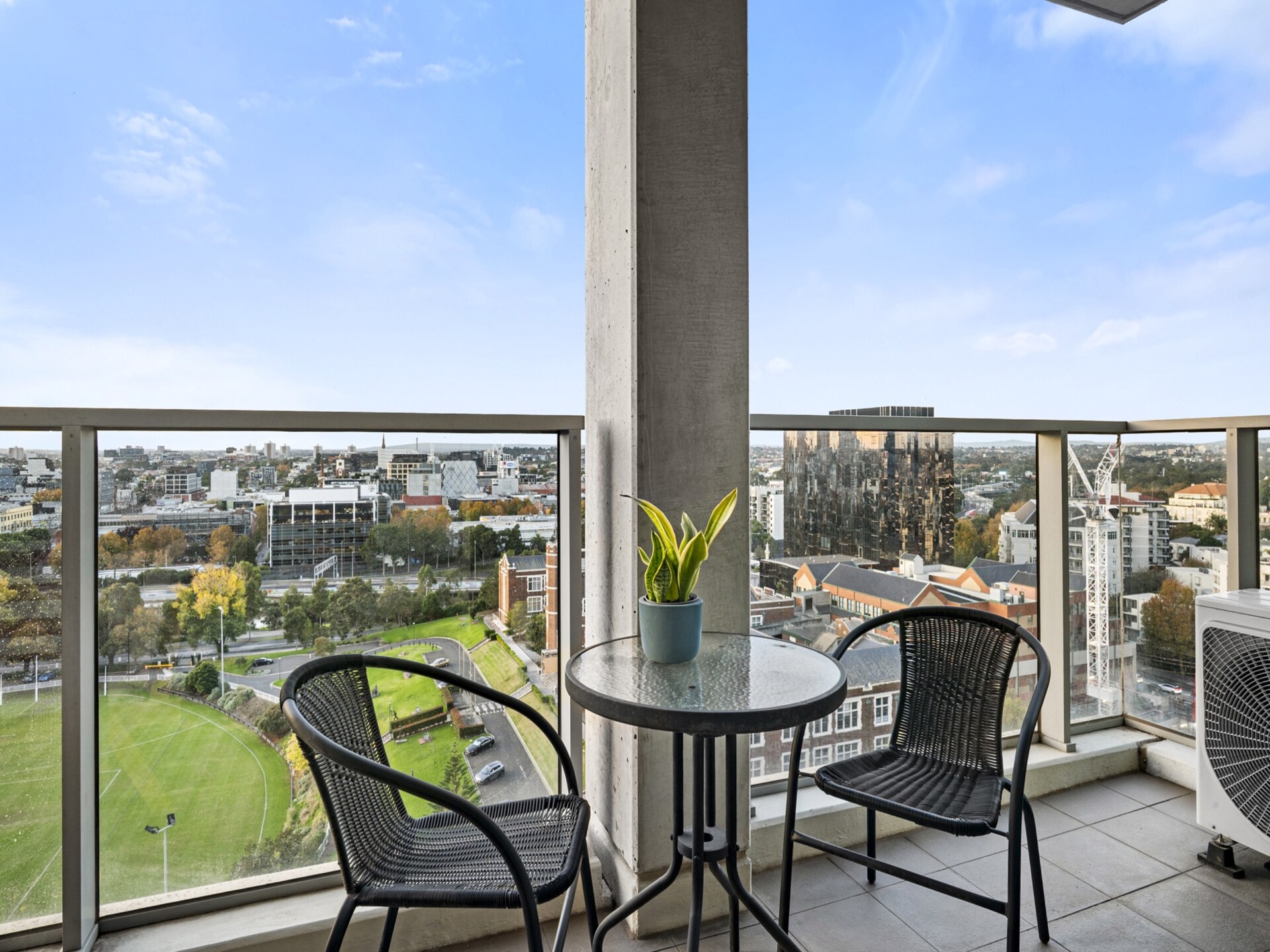 Licht appartement met skyline-uitzicht in South Yarra - foto 11