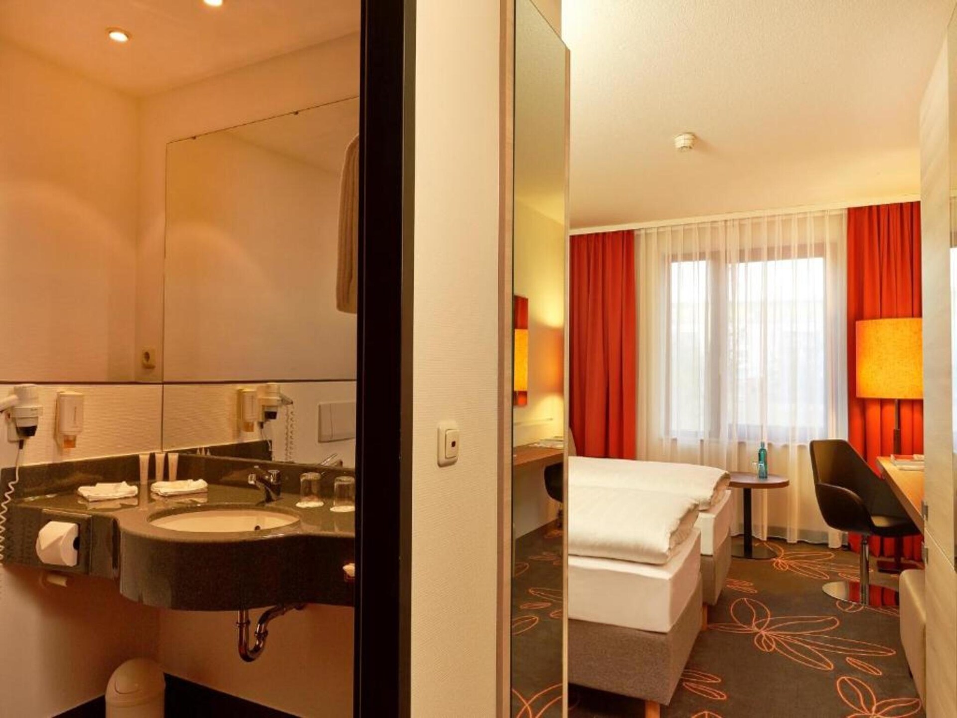 Sunday Hotel Hannover Twin Room - foto 25