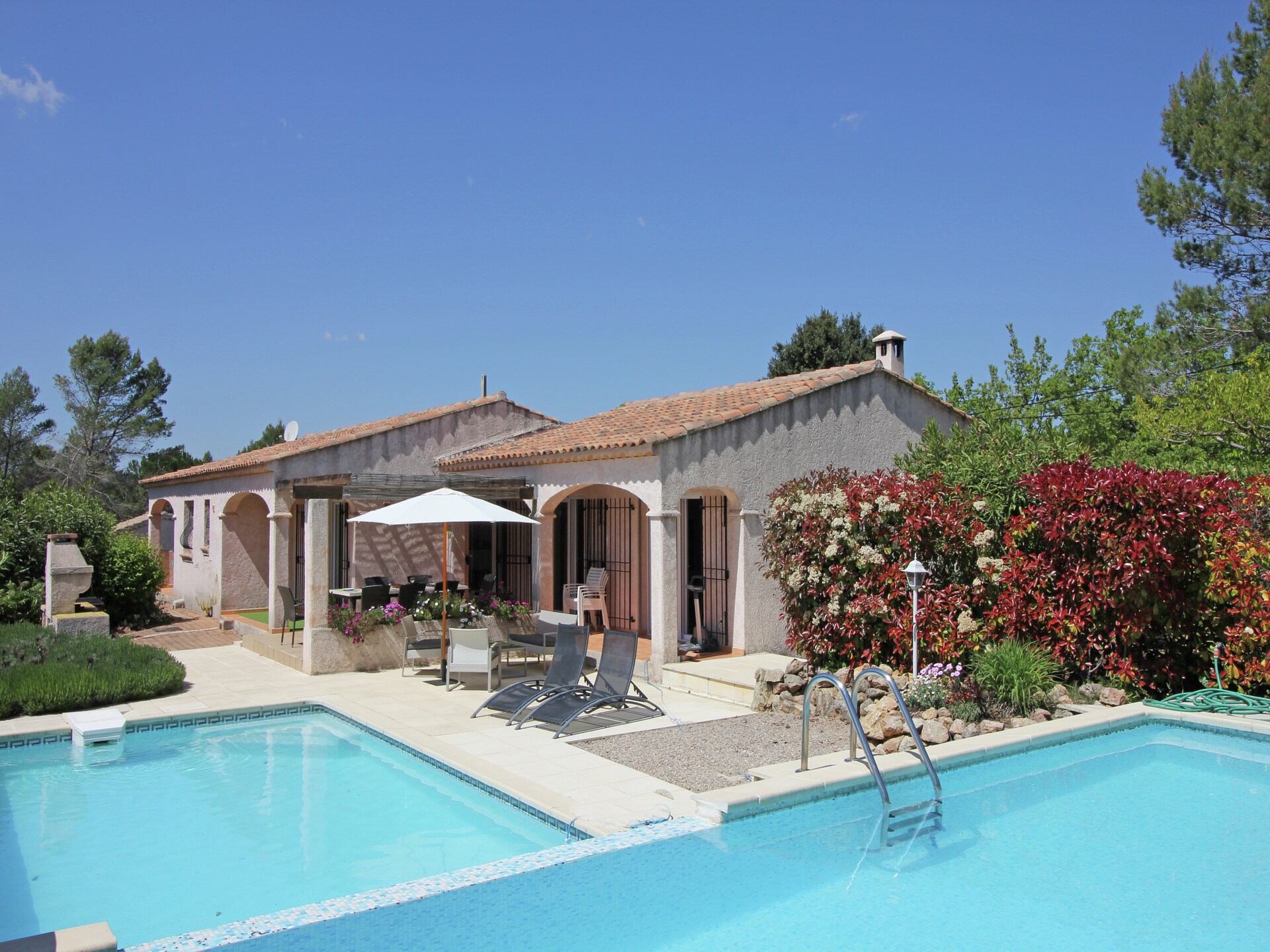 8-persoons villa met privézwembad in Bagnols-En-Foret - foto 1