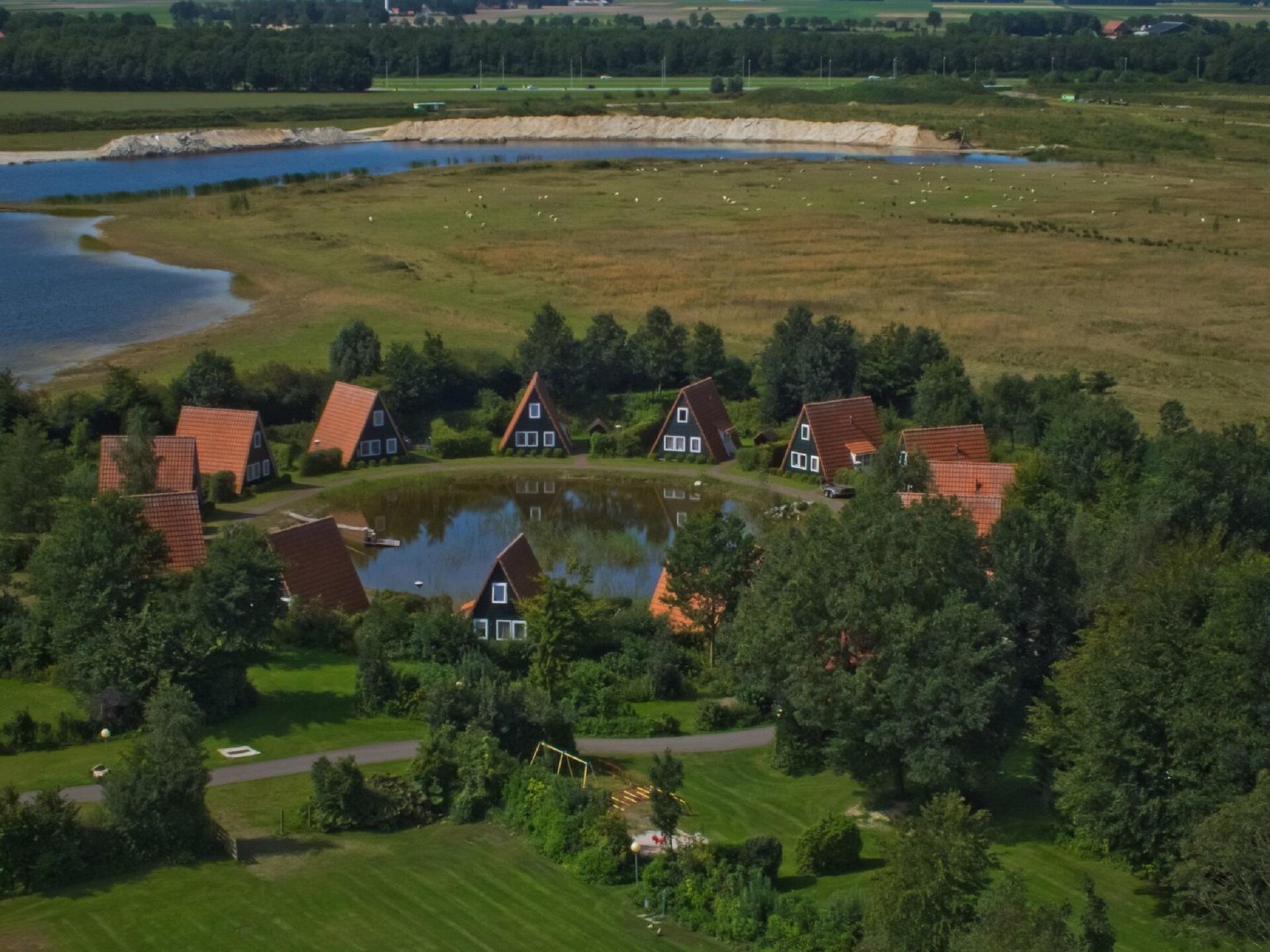 Vrijstaand vakantiehuis aan visvijver in pittoresk vissersdorpje bij Bant - foto 10