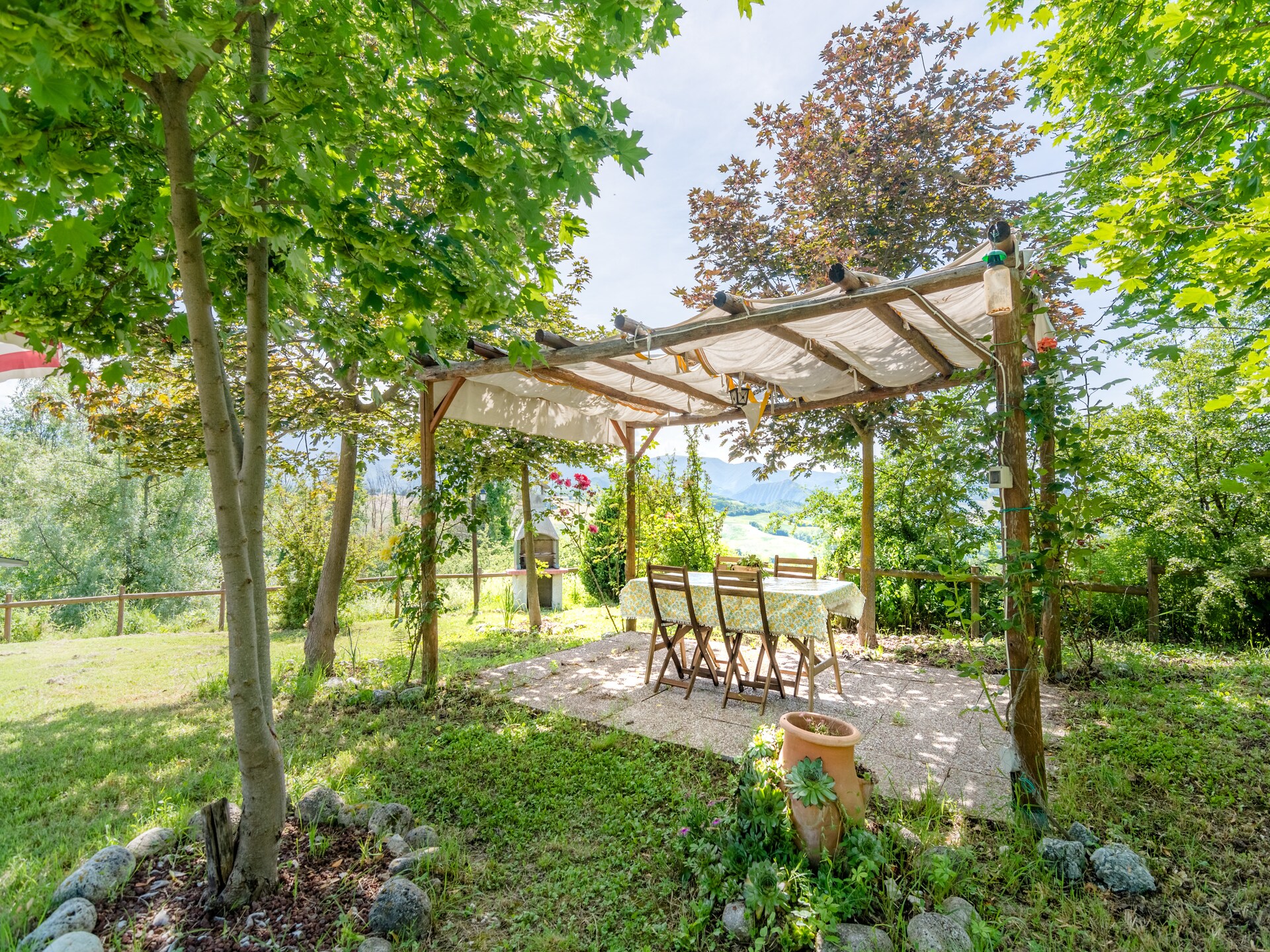 Romantisch vrijstaand huisje met zwembad en uitzicht bij Cagli - foto 26
