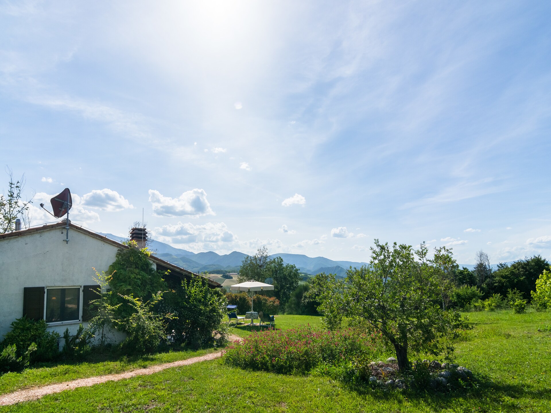 Romantisch vrijstaand huisje met zwembad en uitzicht bij Cagli - foto 9
