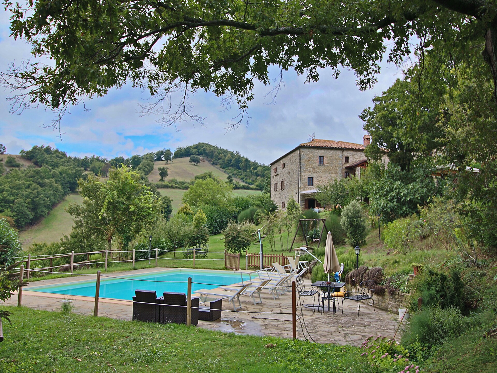 Heuveltopvakantiehuis met zwembad en panoramisch uitzicht in Apecchio - foto 1