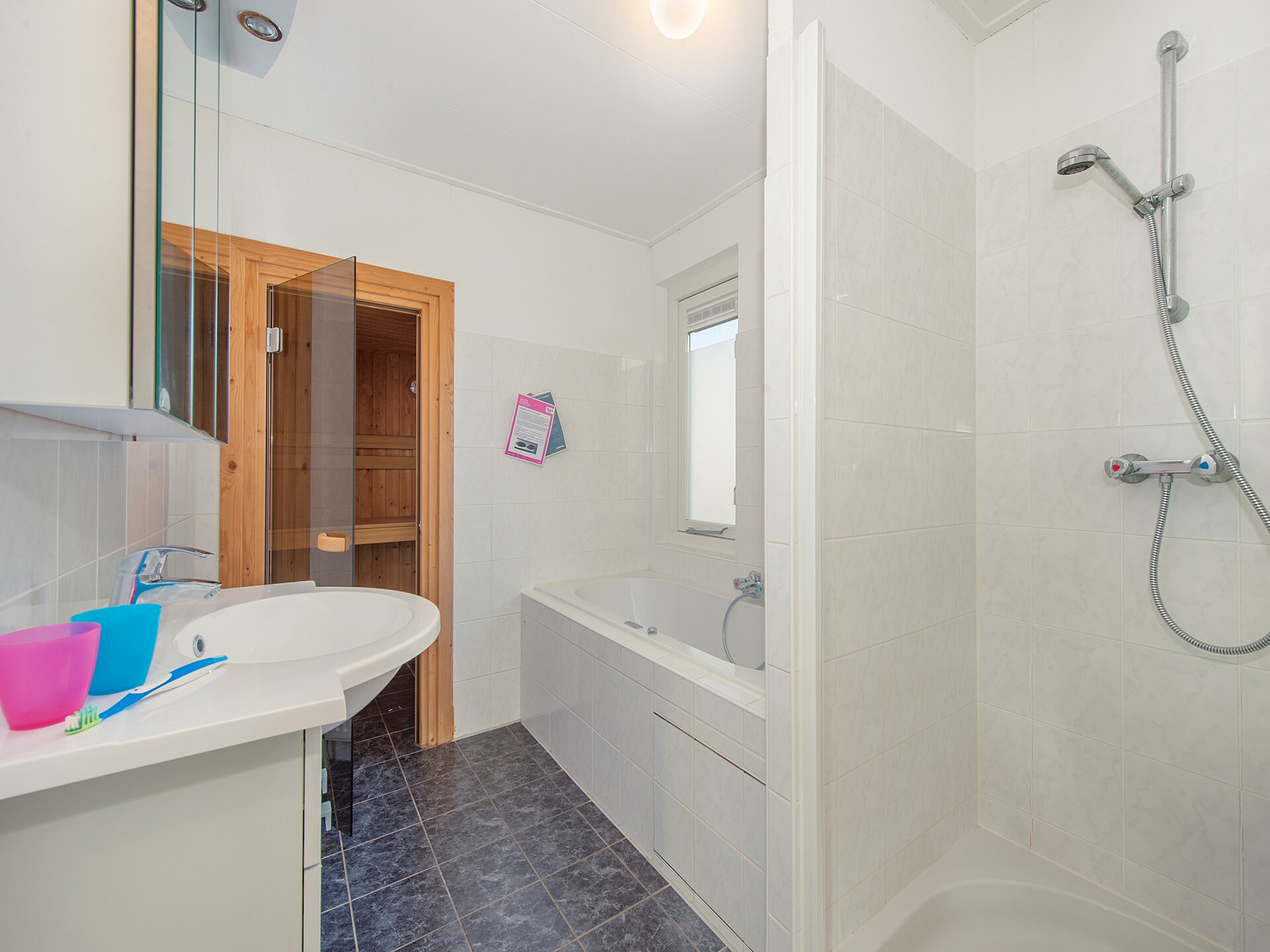 Luxe landhuis met sauna en bubbelbad op Vakantiepark Aquadelta in Bruinisse - foto 9