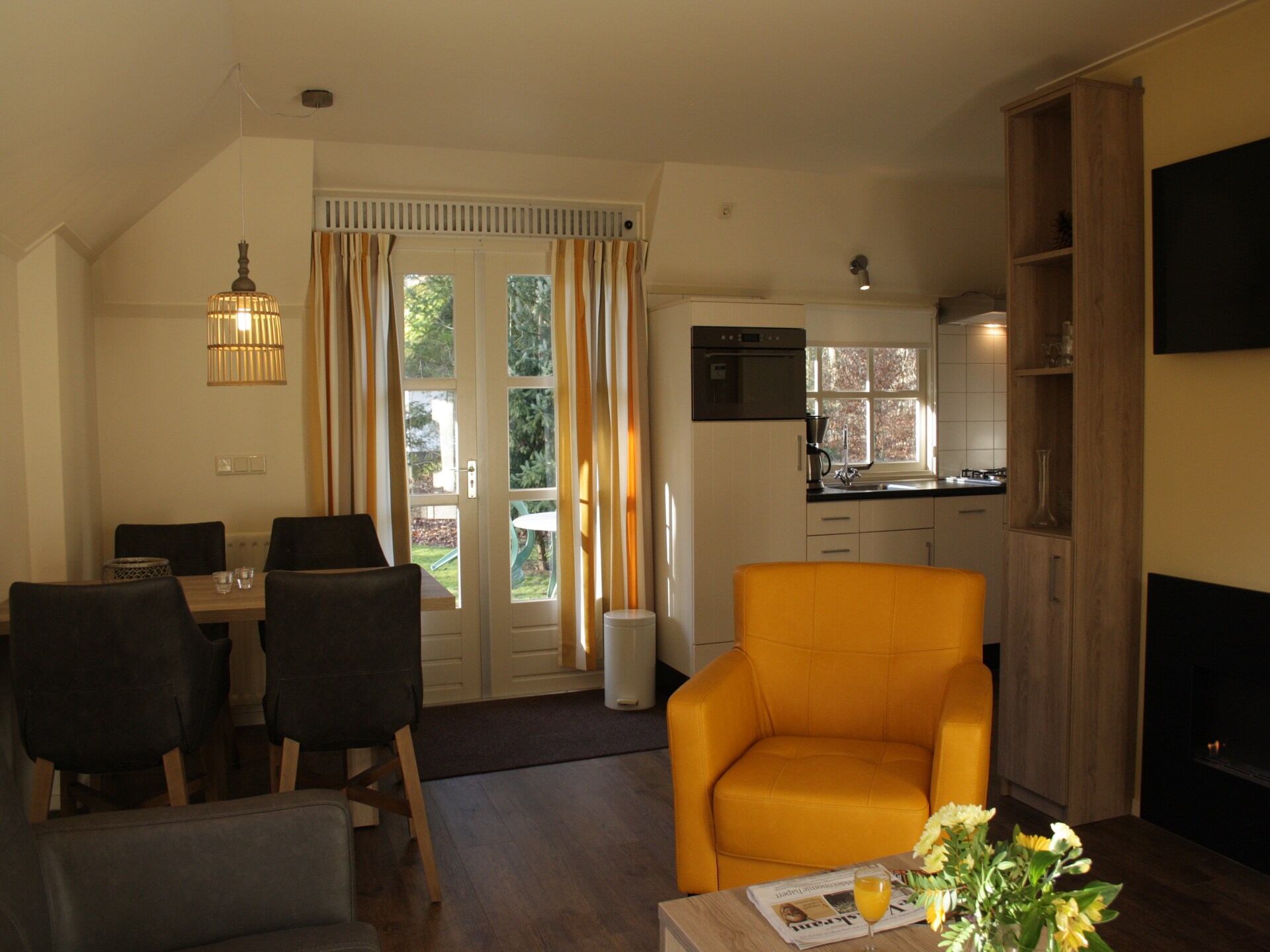 Sfeervolle rietgedekte bungalow op rustig vakantiepark in bosrijk Herpen - foto 4