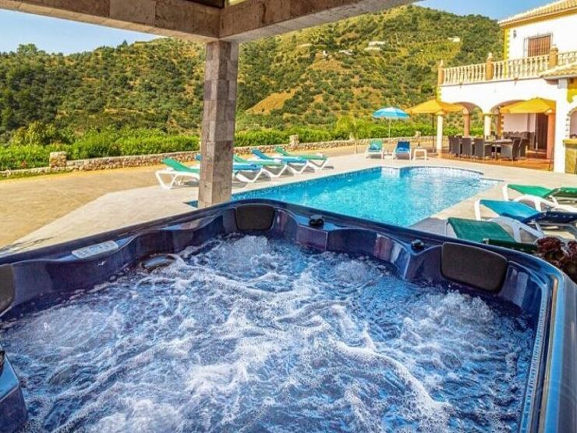 Ruime villa met privézwembad voor 12 personen in de bossen van Sayalonga - foto 37