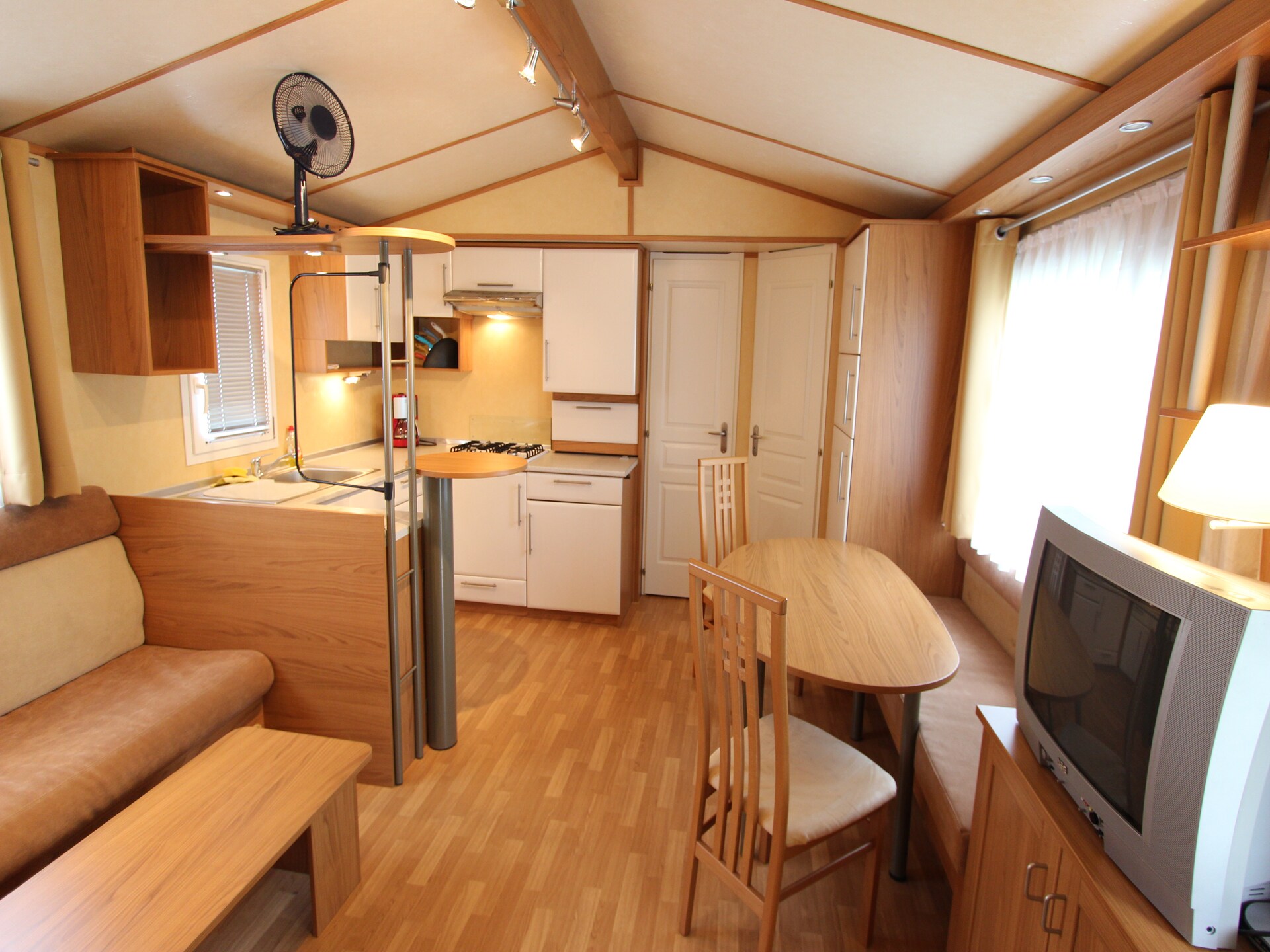 Stacaravan aan het stuwmeer in Völkermarkt met terras - foto 8