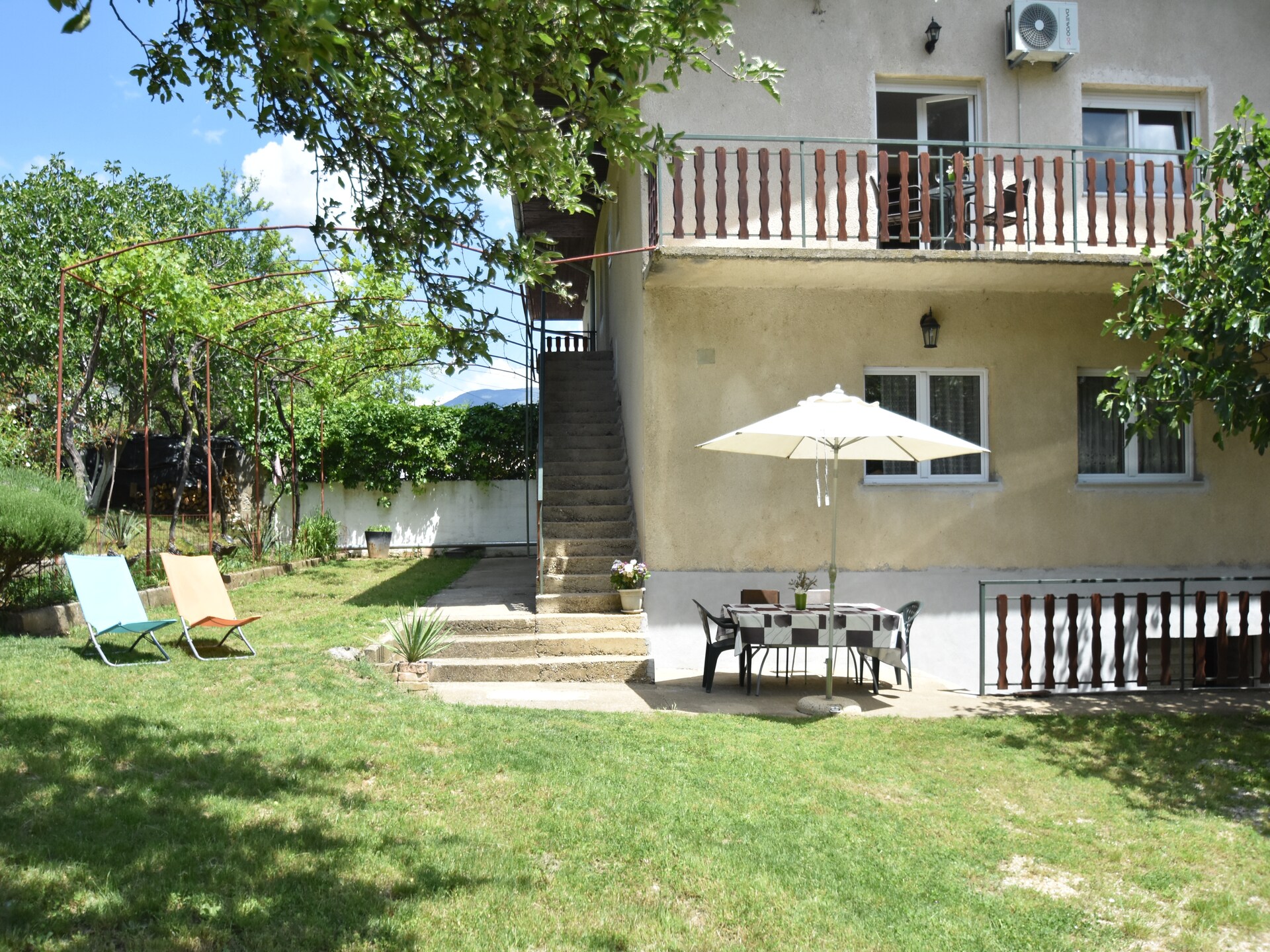Ruim appartement aan de bosrand in Knin, vlakbij het centrum - foto 13