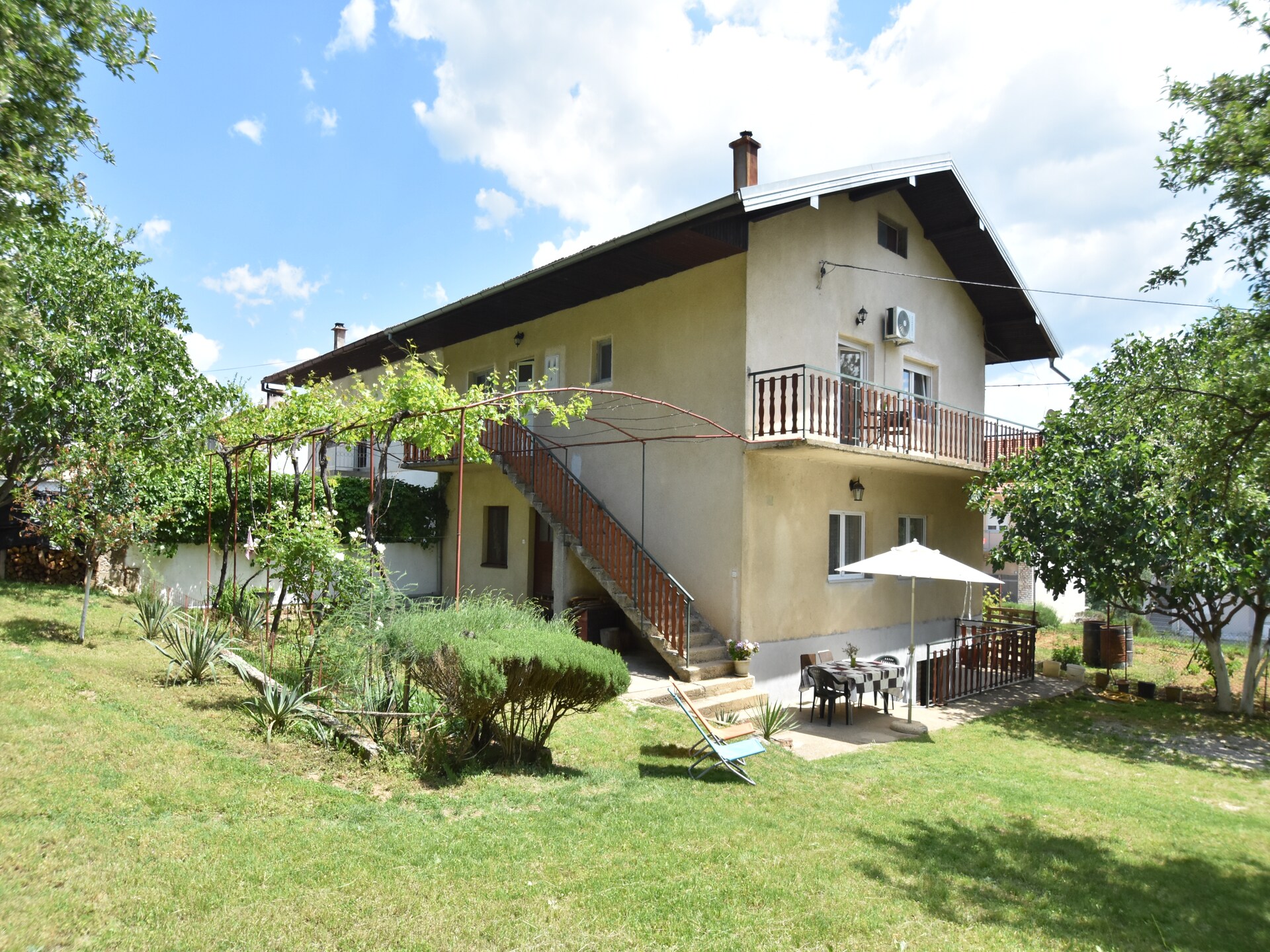 Ruim appartement aan de bosrand in Knin, vlakbij het centrum - foto 12