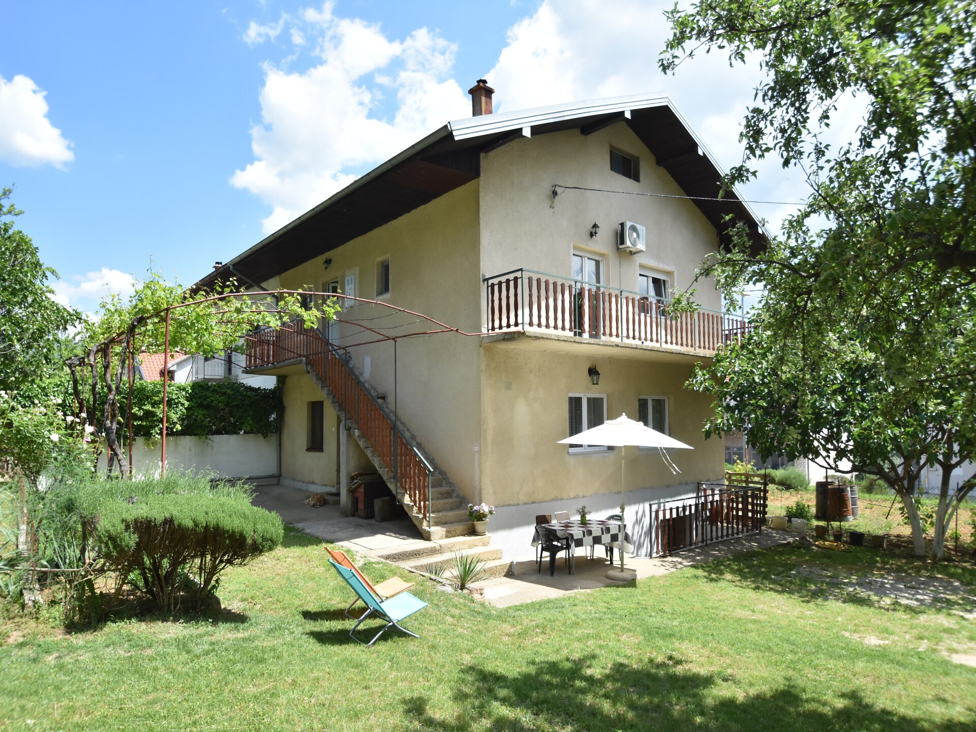 Ruim appartement aan de bosrand in Knin, vlakbij het centrum - foto 1