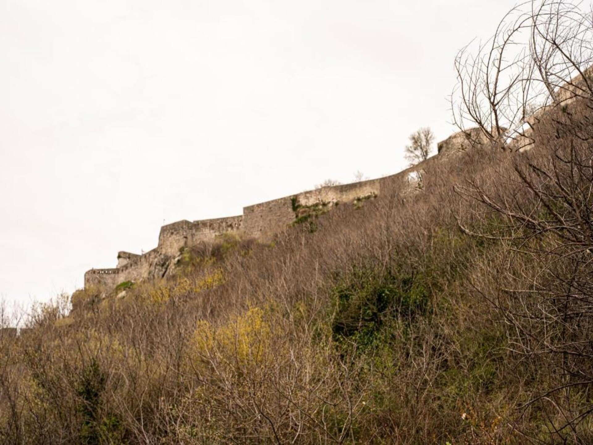Ruim appartement aan de bosrand in Knin, vlakbij het centrum - foto 31