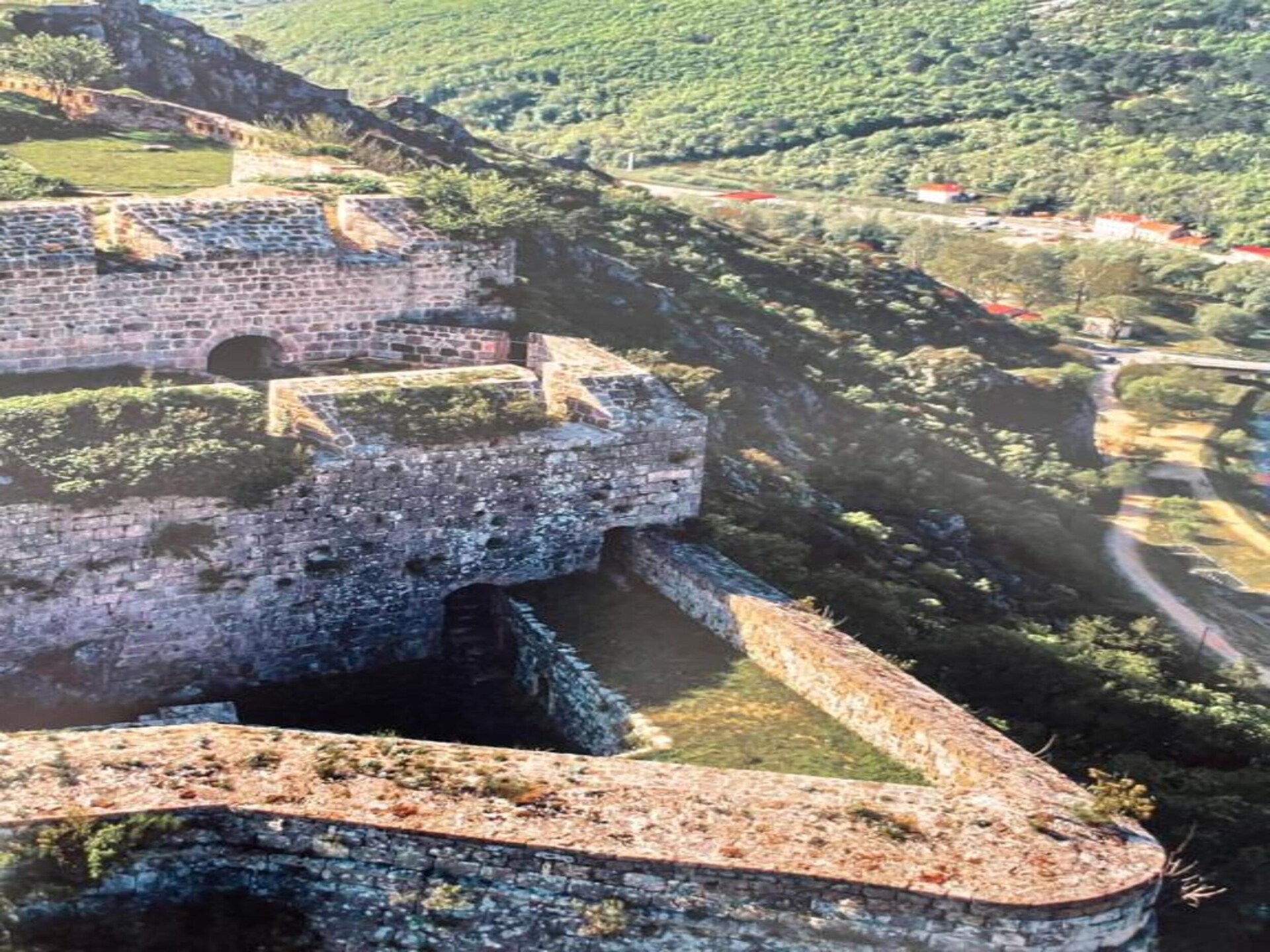 Ruim appartement aan de bosrand in Knin, vlakbij het centrum - foto 32