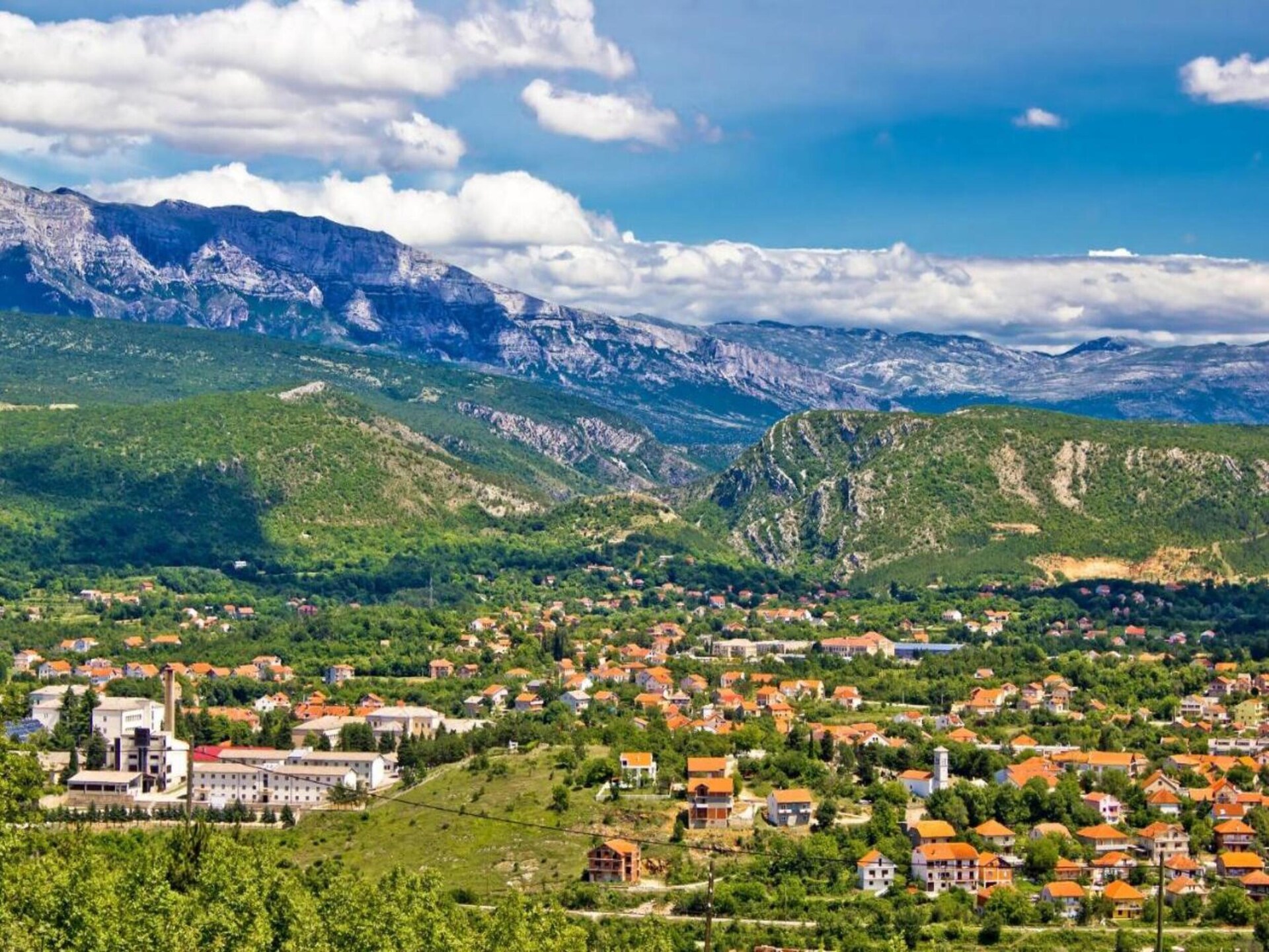 Ruim appartement aan de bosrand in Knin, vlakbij het centrum - foto 34