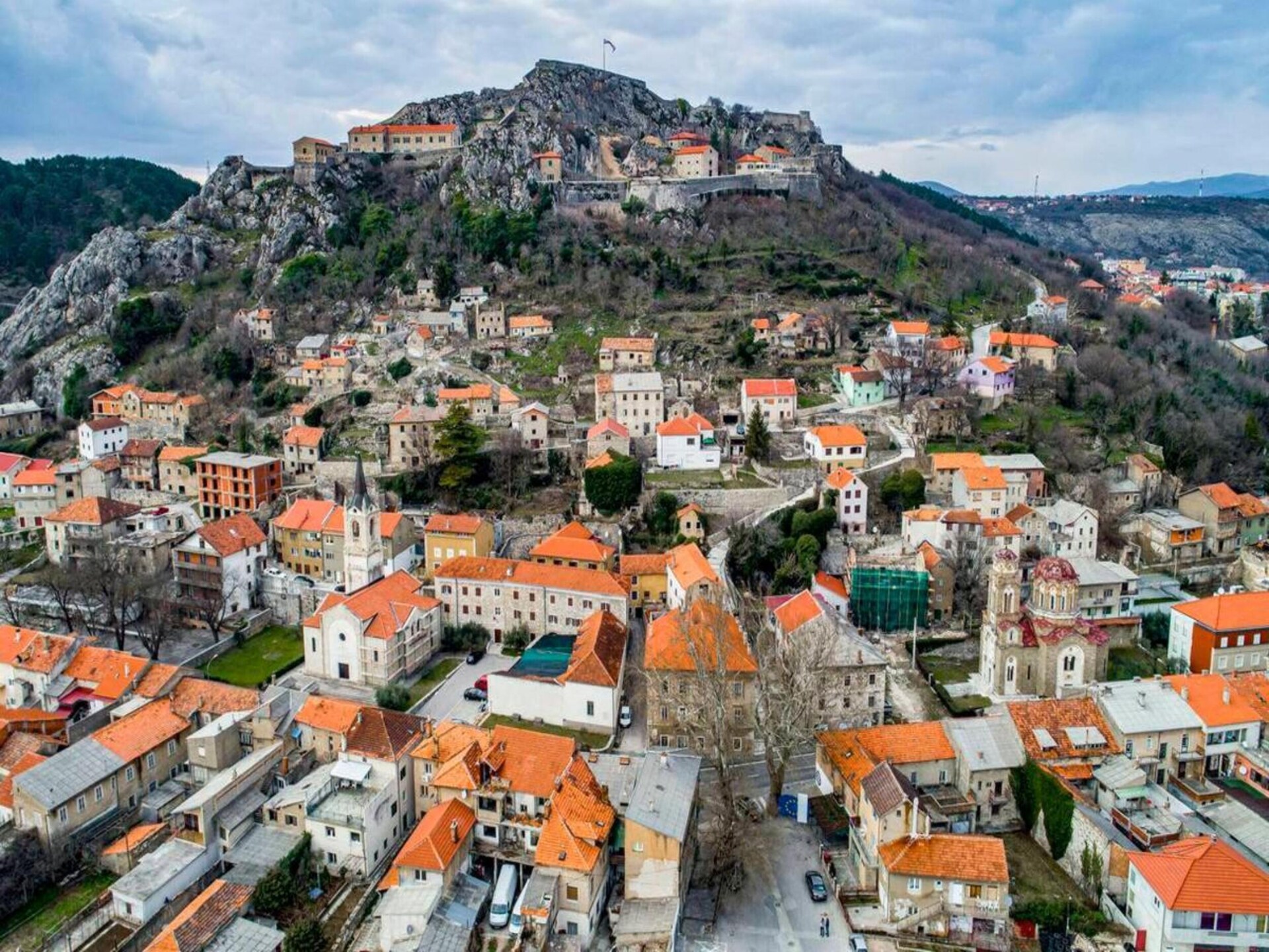 Ruim appartement aan de bosrand in Knin, vlakbij het centrum - foto 26