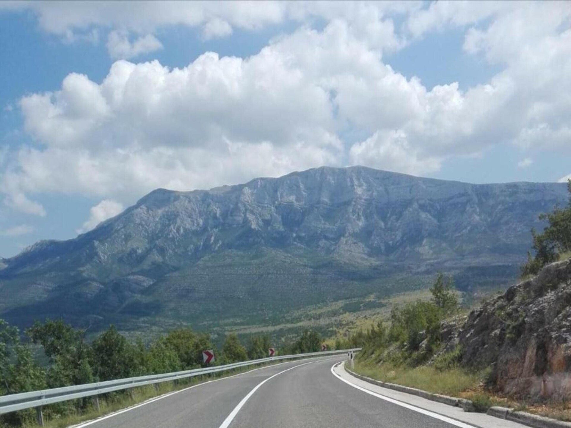 Ruim appartement aan de bosrand in Knin, vlakbij het centrum - foto 25