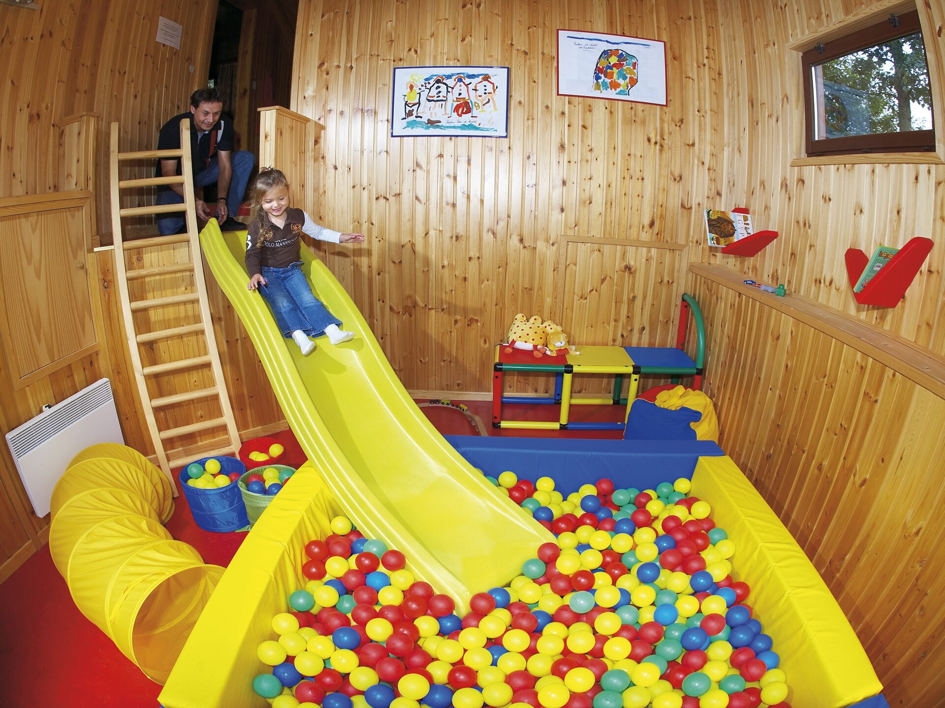 Kindvriendelijk chalet met glijbaan en ballenbak in Somme-Leuze - foto 8
