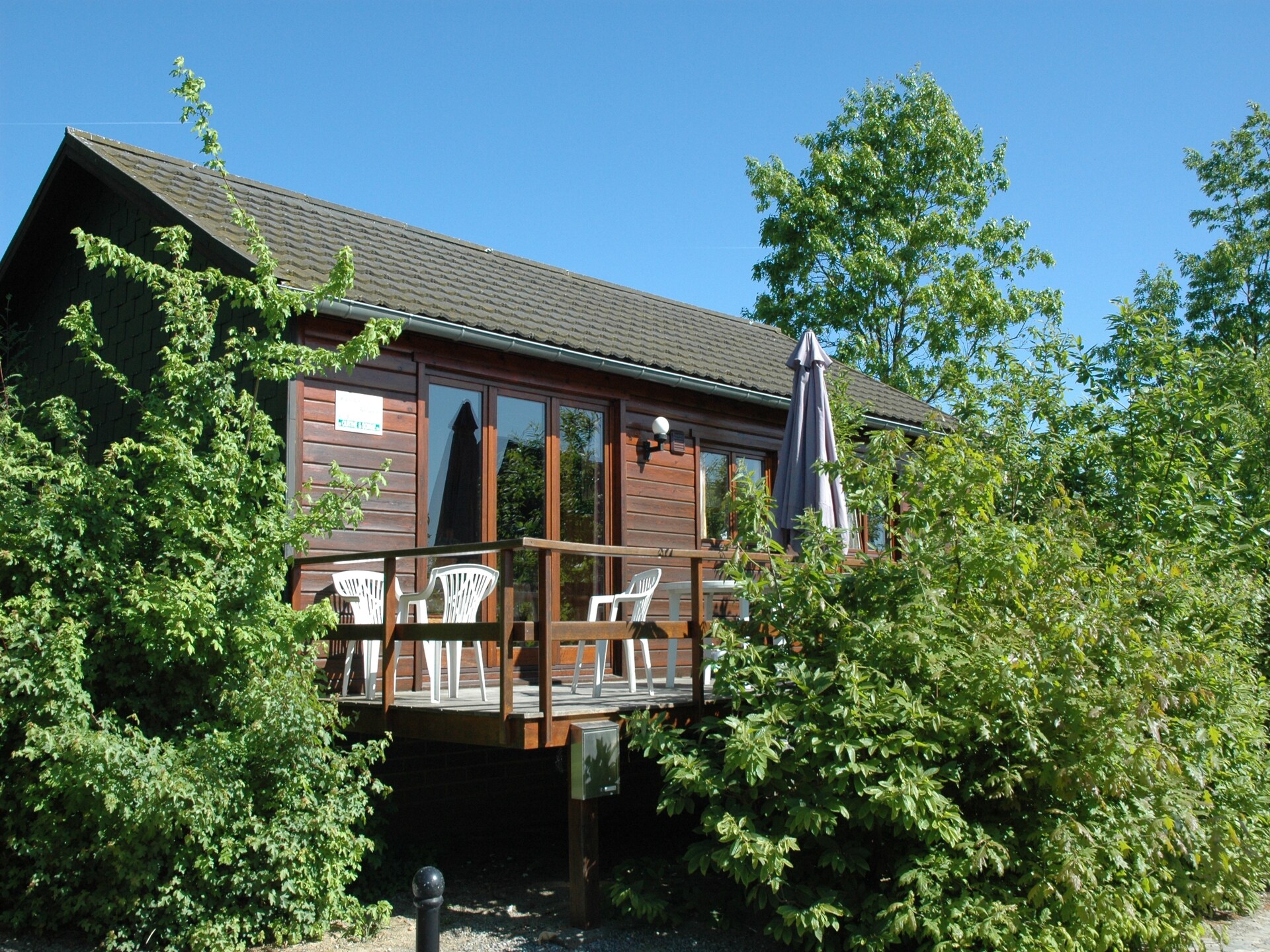 Kindvriendelijk chalet met glijbaan en ballenbak in Somme-Leuze - foto 1