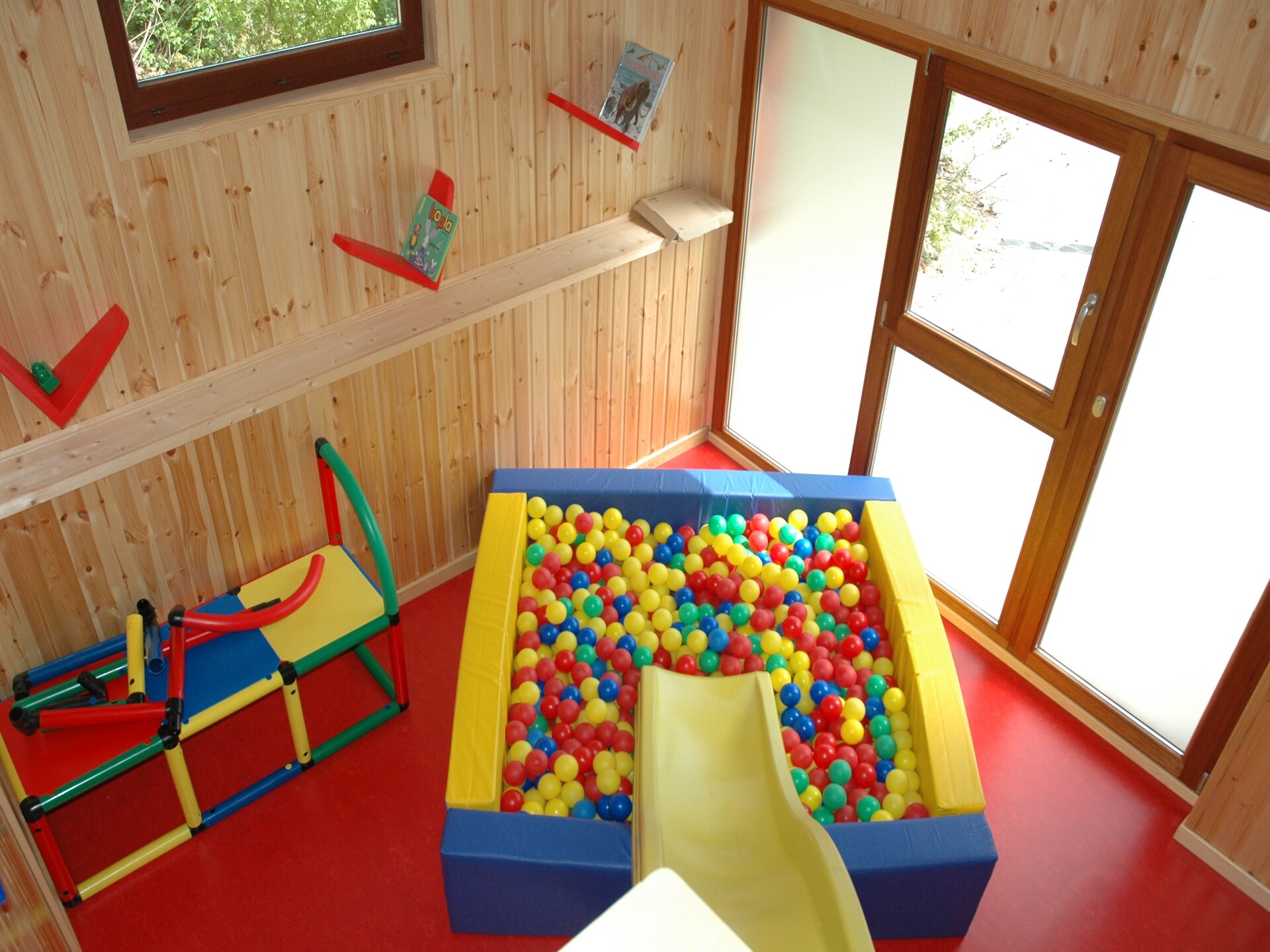 Kindvriendelijk chalet met glijbaan en ballenbak in Somme-Leuze - foto 10