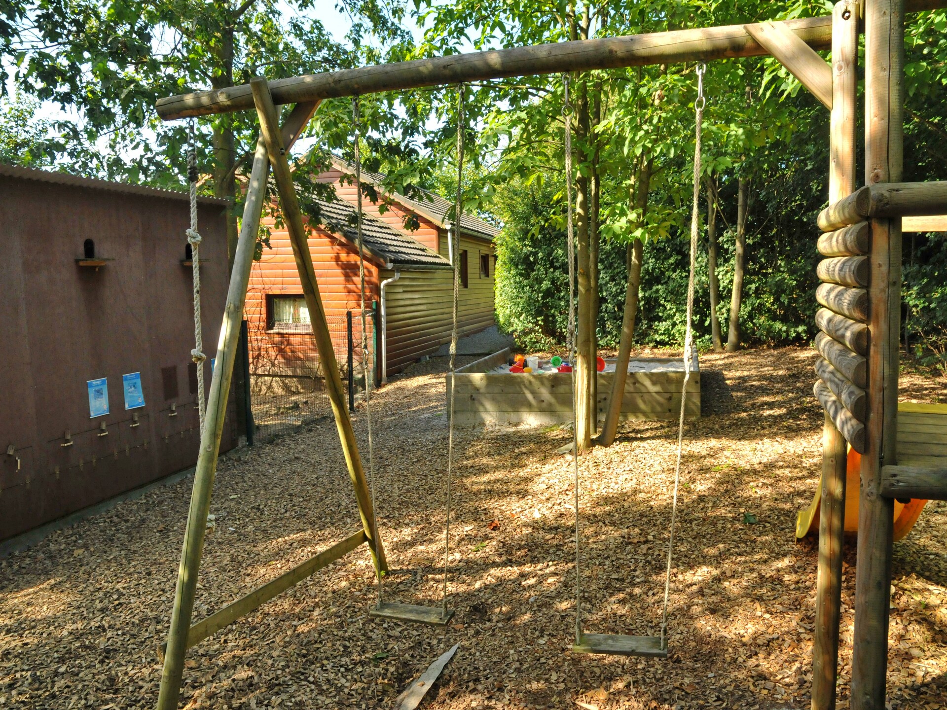 Kindvriendelijk chalet met glijbaan en ballenbak in Somme-Leuze - foto 14