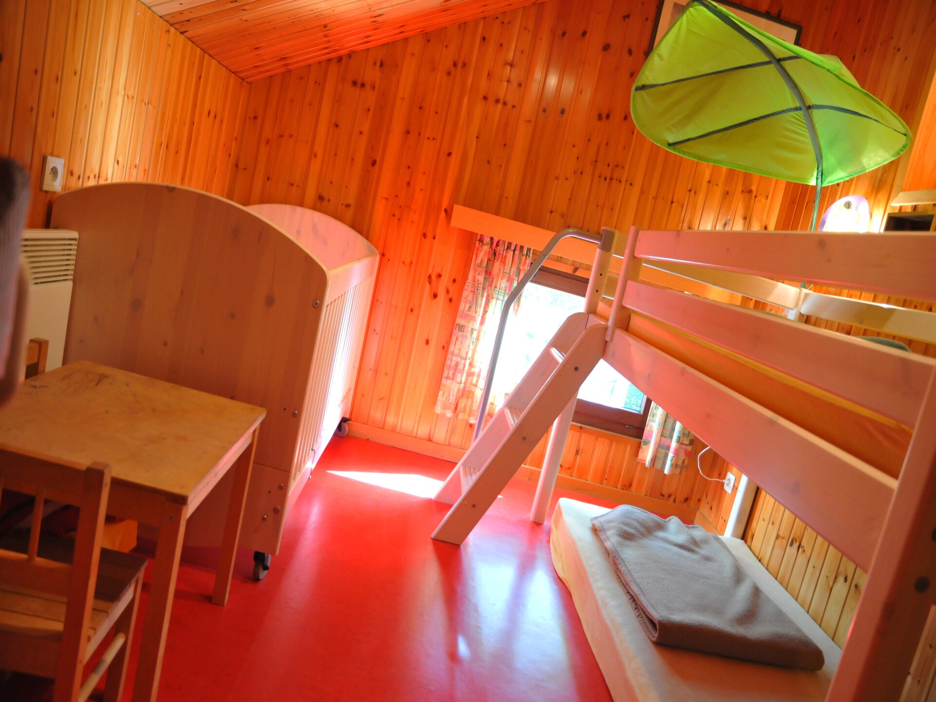 Kindvriendelijk chalet met glijbaan en ballenbak in Somme-Leuze - foto 12