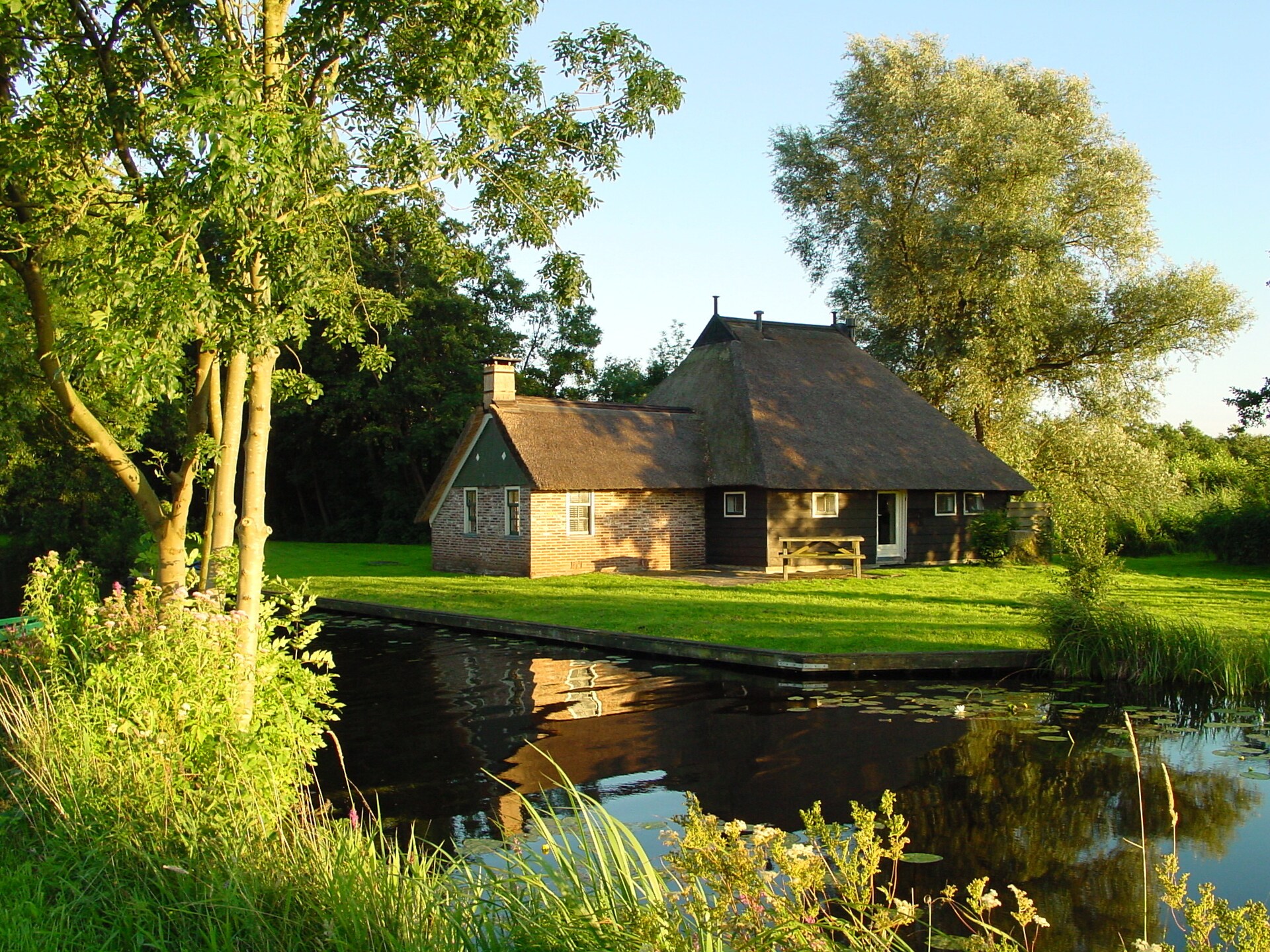 Vrijstaande rietgedekte villa aan Belterwiedemeer met privésteiger - foto 25