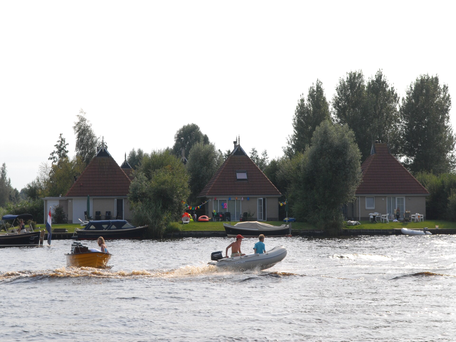 Wellnessbungalow aan het water in hartje Friesland voor 8 personen - foto 19