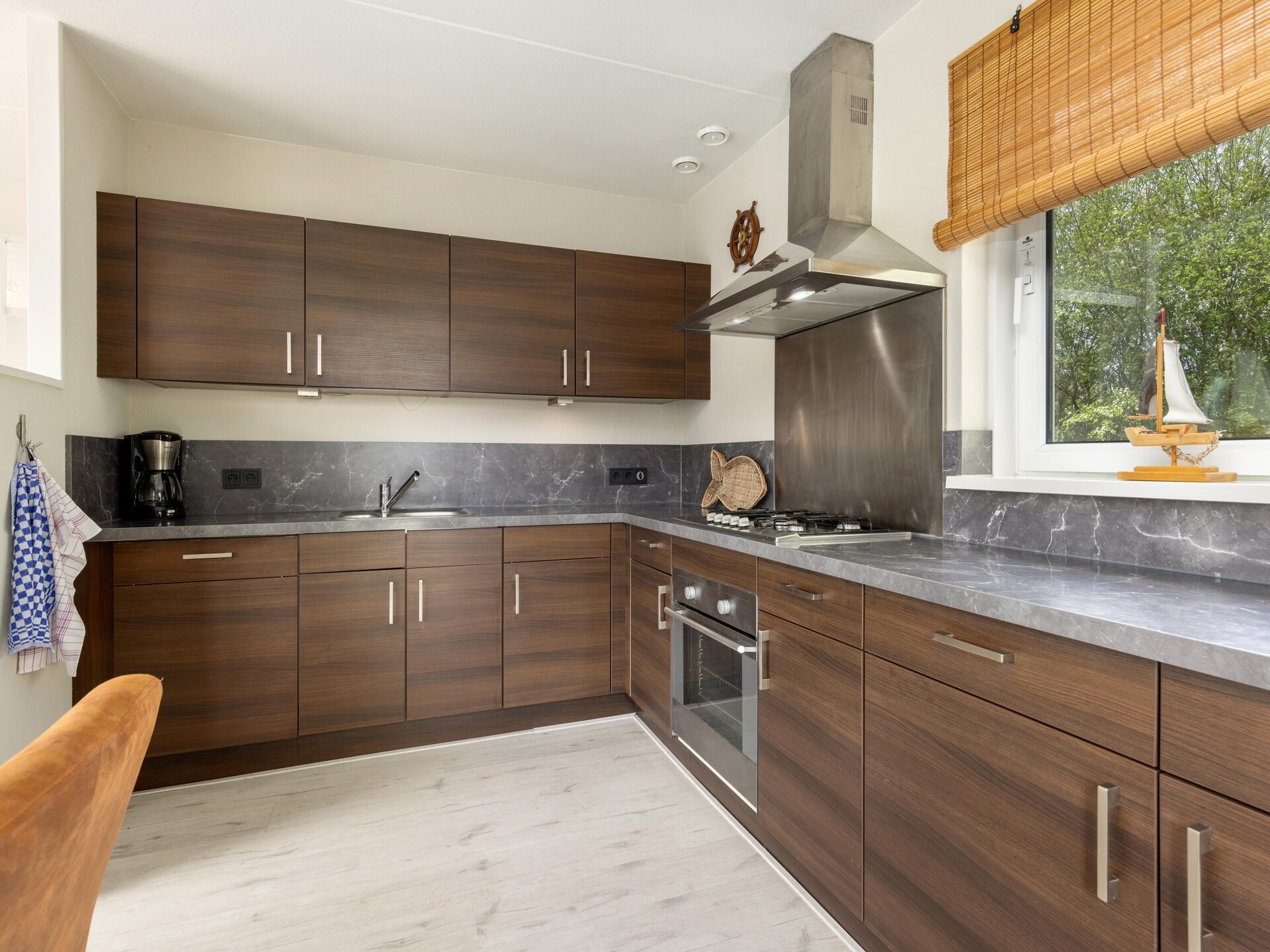 Wellnessbungalow aan het water in hartje Friesland voor 8 personen - foto 7