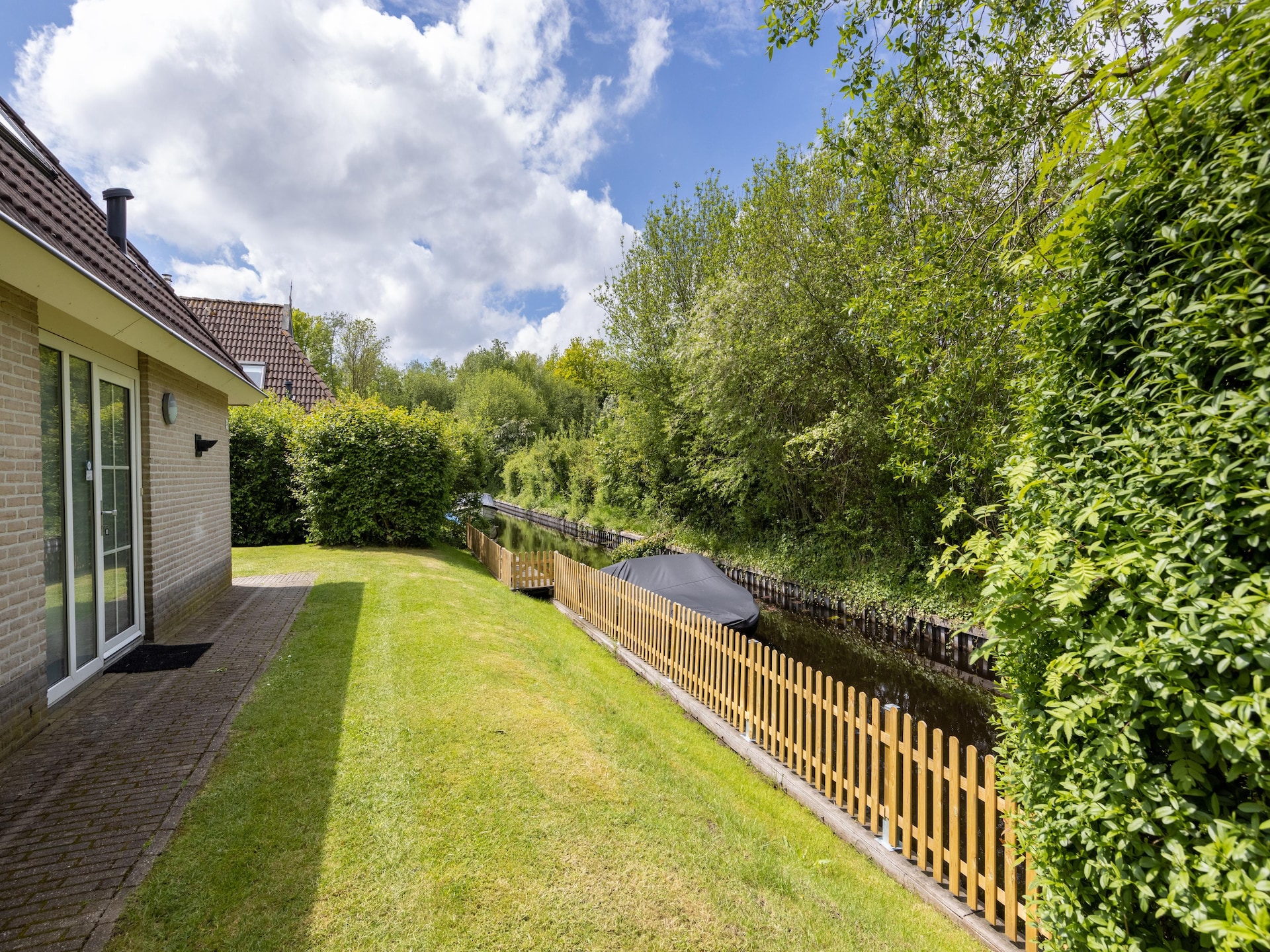 Wellnessbungalow aan het water in hartje Friesland voor 8 personen - foto 11