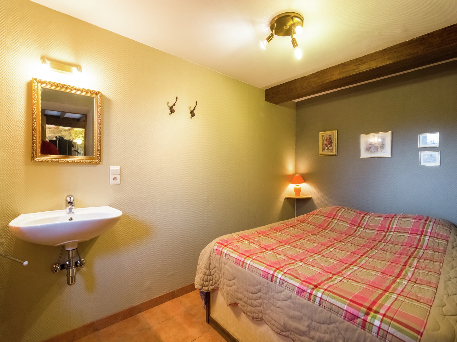 9-persoons vakantiehuis met bubbelbad en houtkachel in Gimnée - foto 10