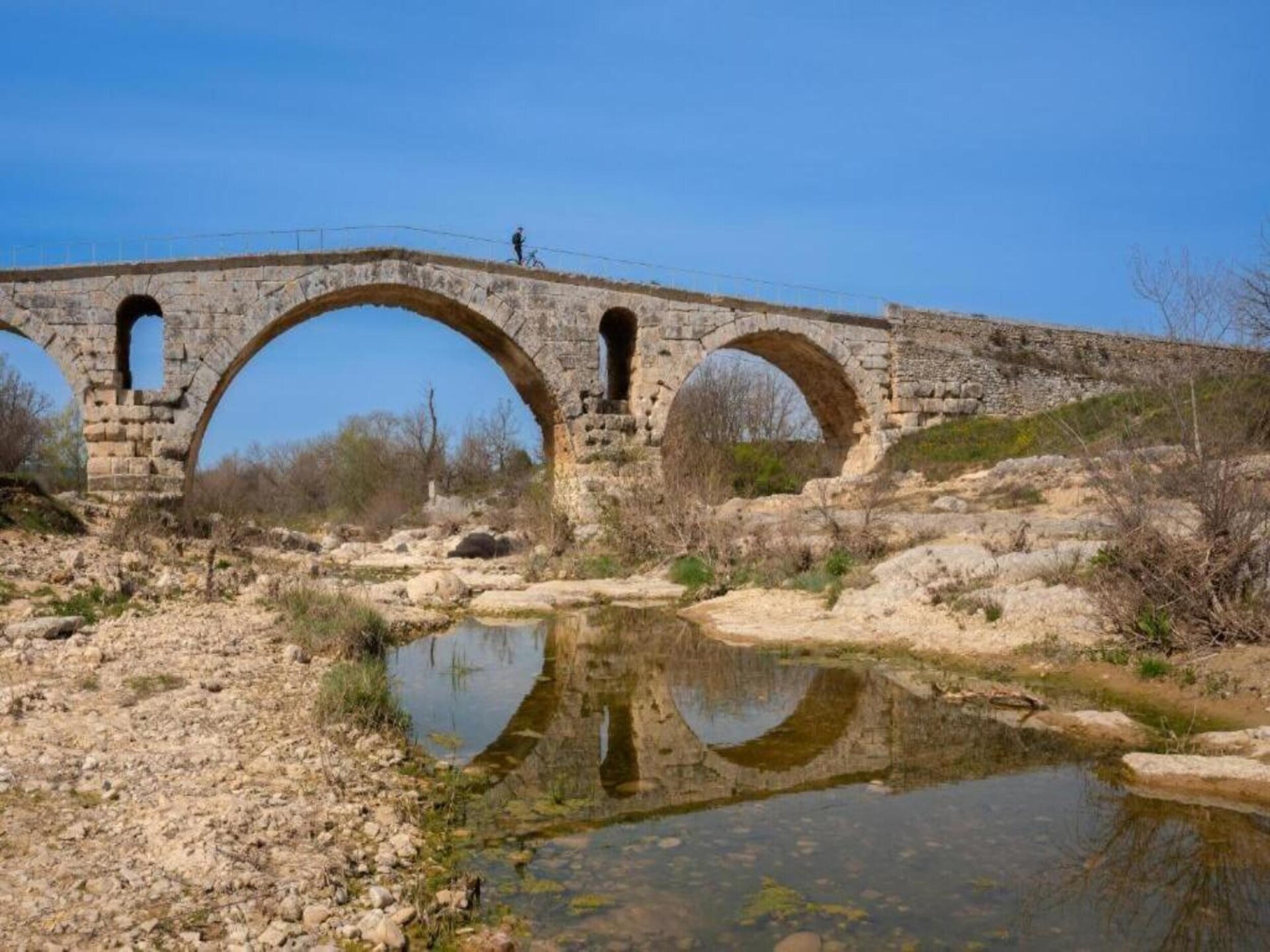 Vrijstaande villa met privézwembad in het hart van de Luberon - foto 37