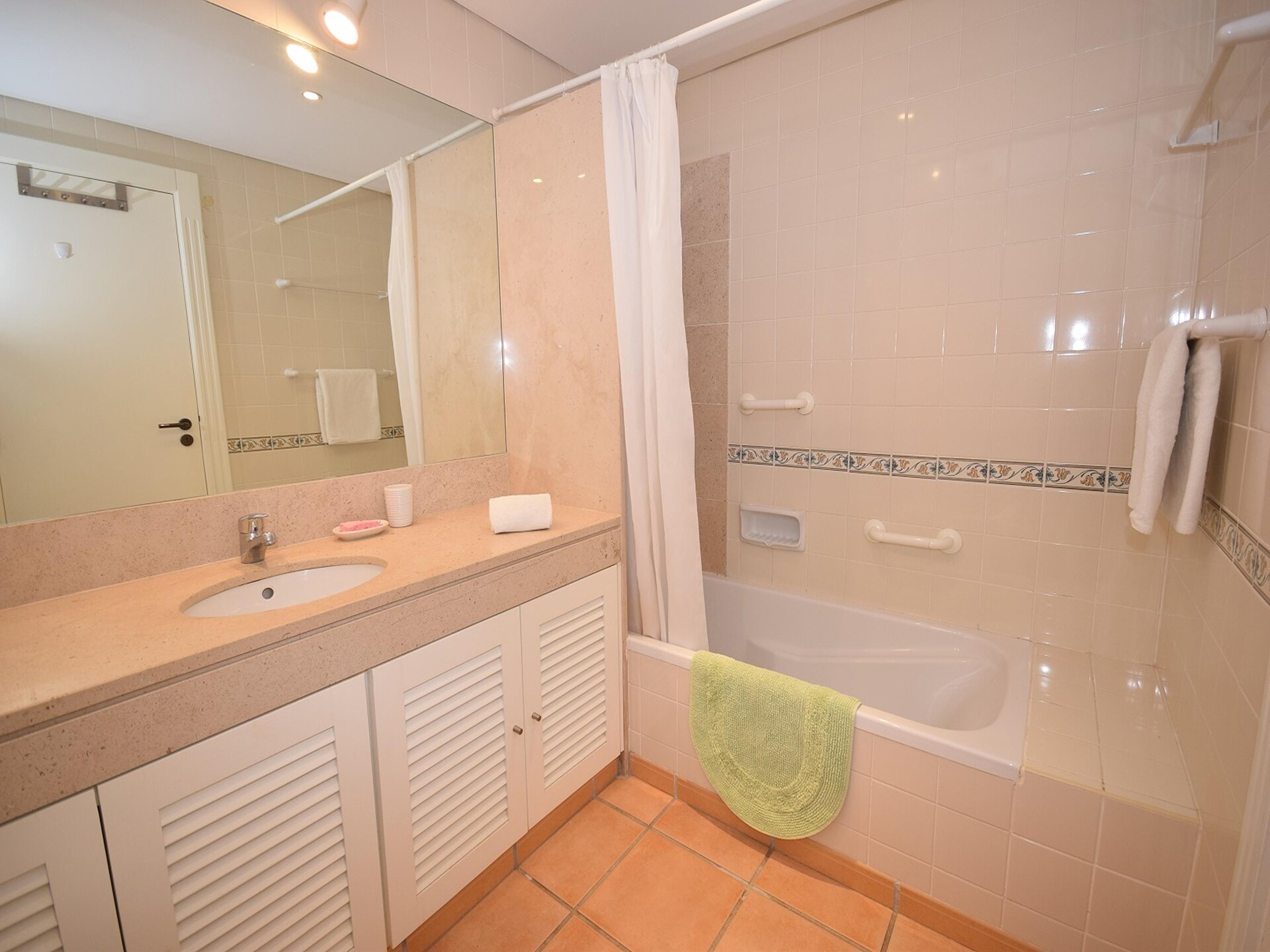 Stijlvol appartement aan de golfbaan met zwembaden, vlakbij strand en jachthaven - foto 32