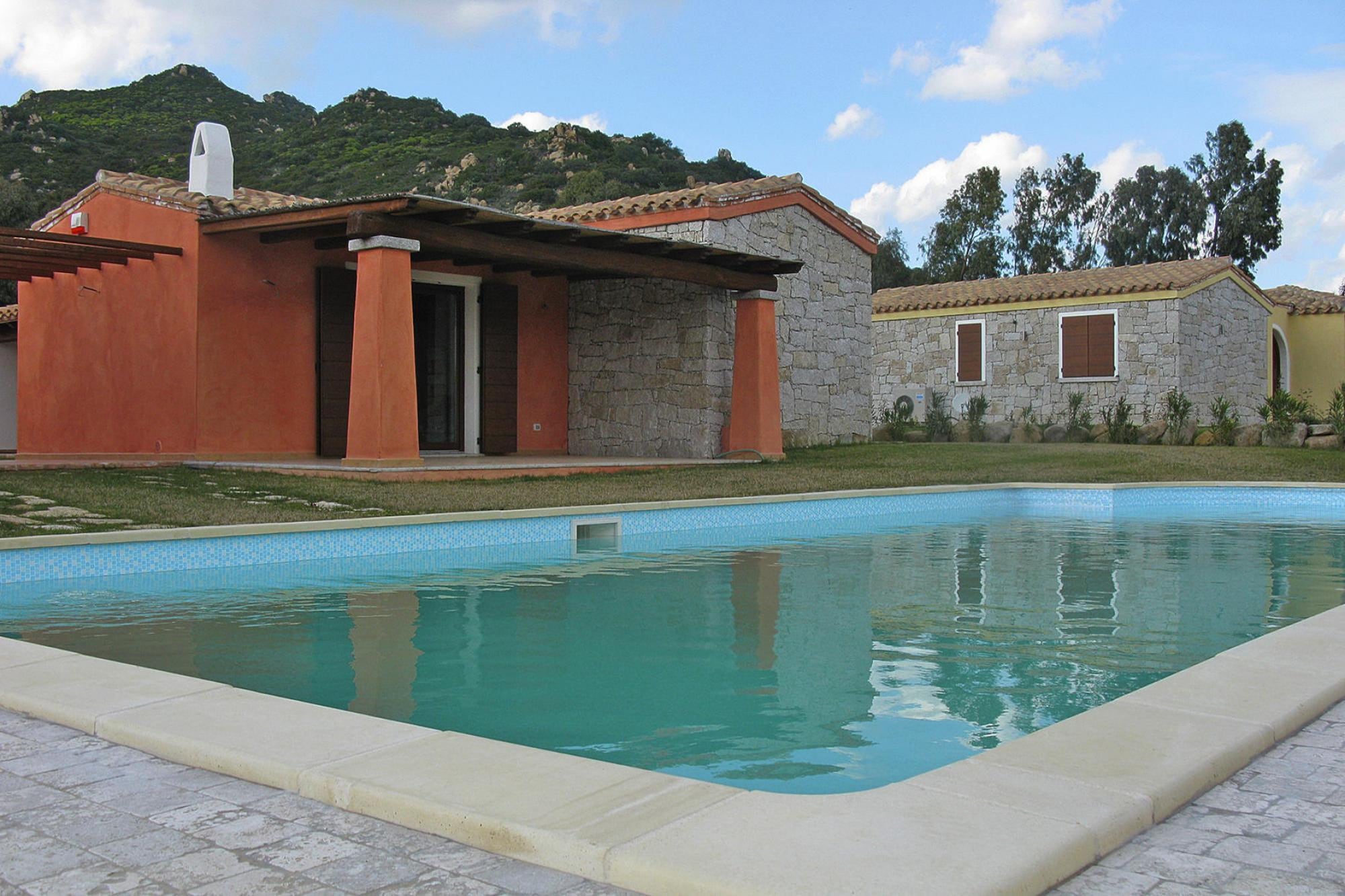 Reihenbungalow mit Pool an der Costa Rei