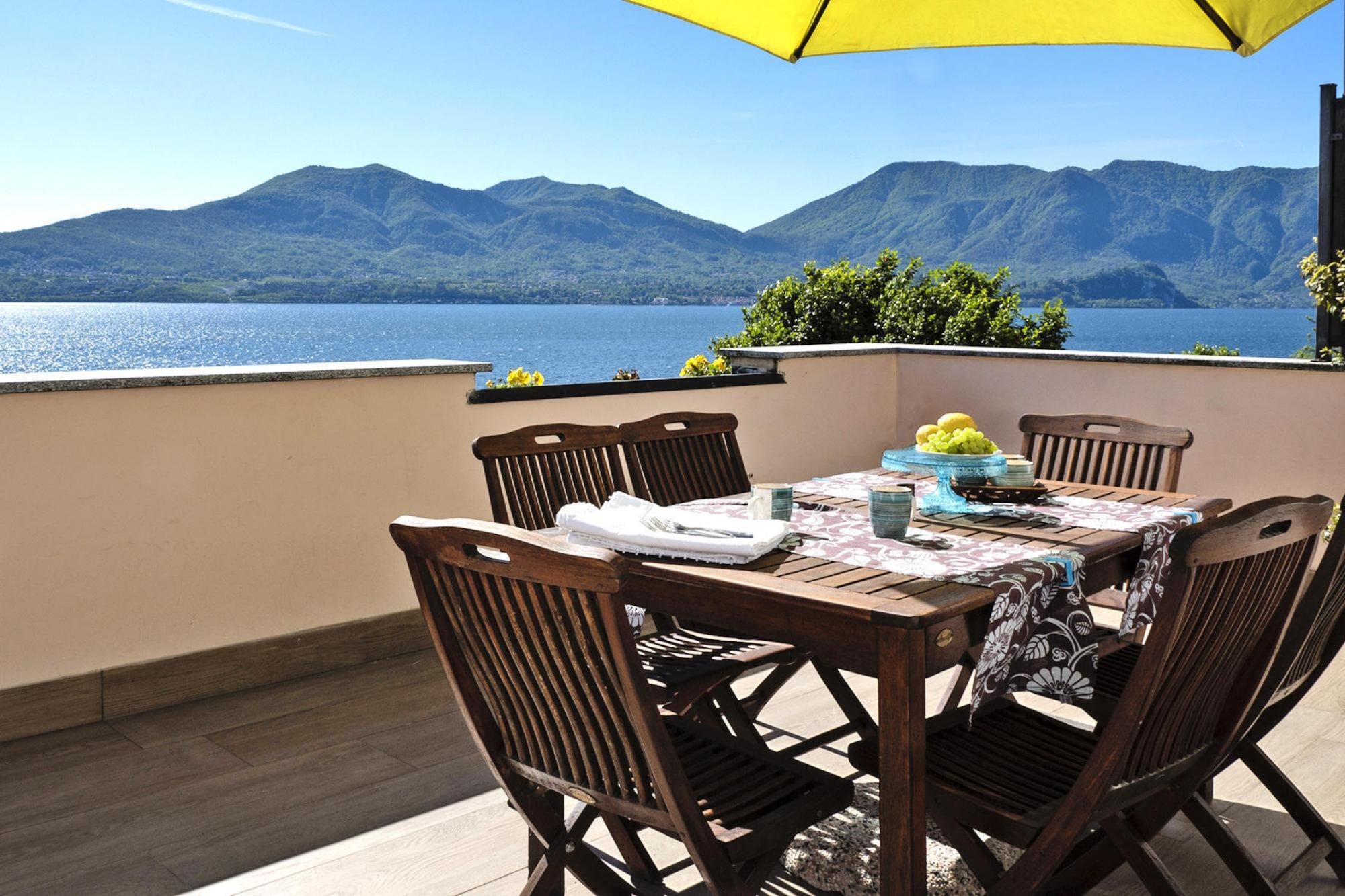 Residentie Casa & Vela met privéstrand in Oggebbio