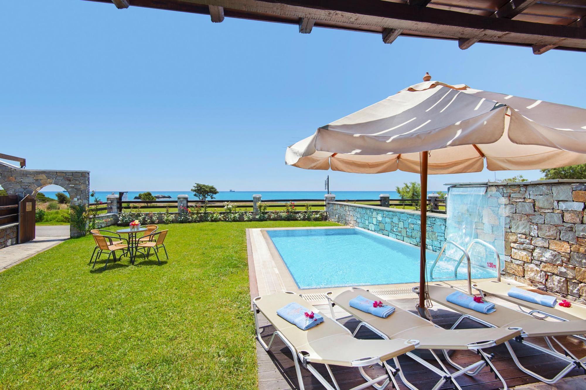   Villas Horizon Line / Villa Erato / Kiotari