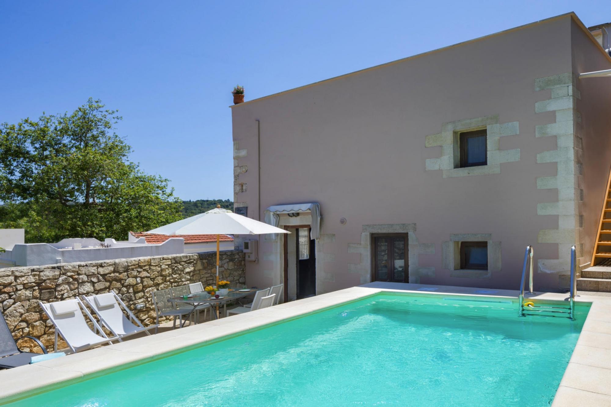Gemütliches Ferienhaus mit Pool und Whirlpool in Maheri