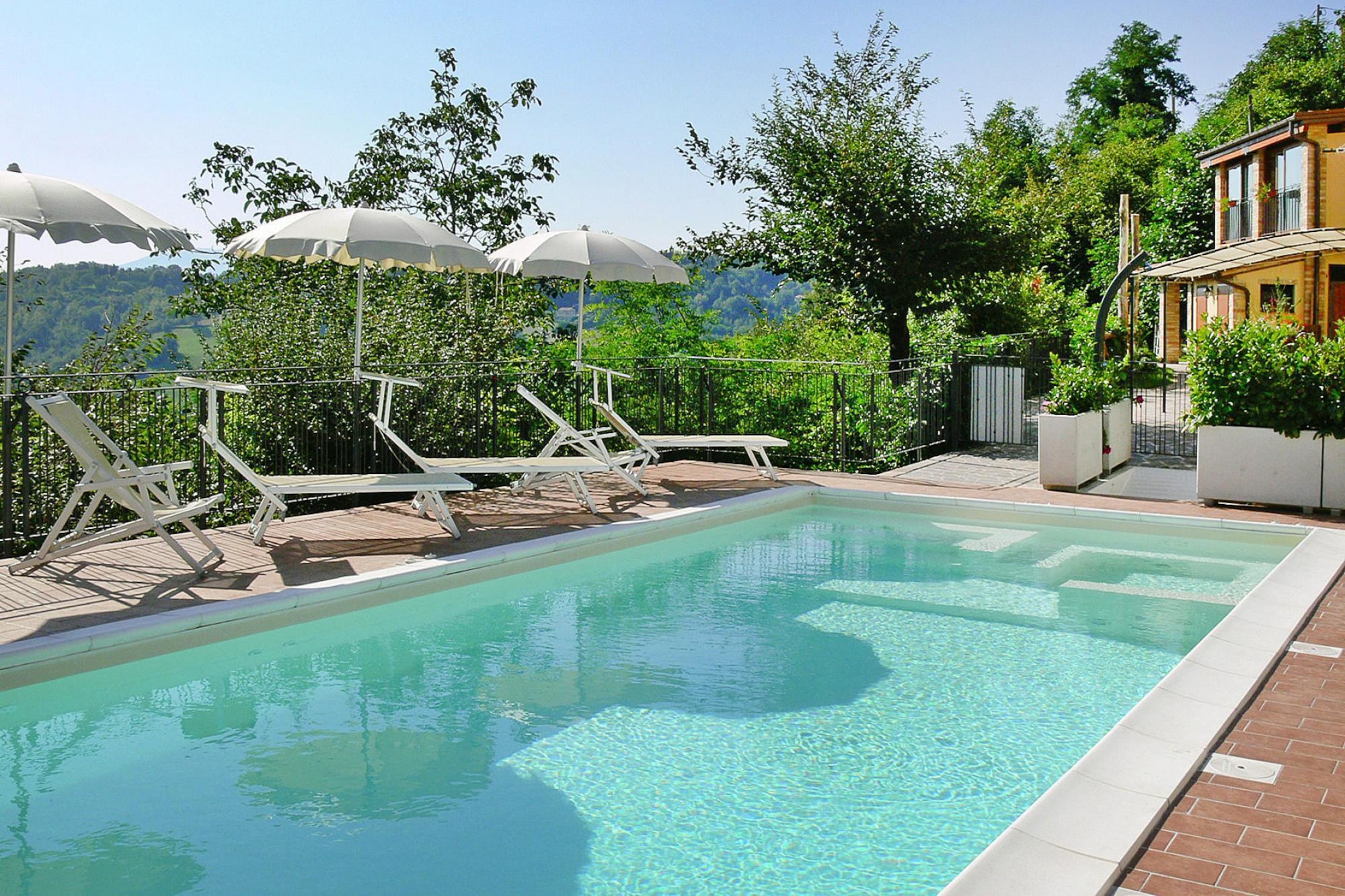 Appartement in Montefortino met zwembad