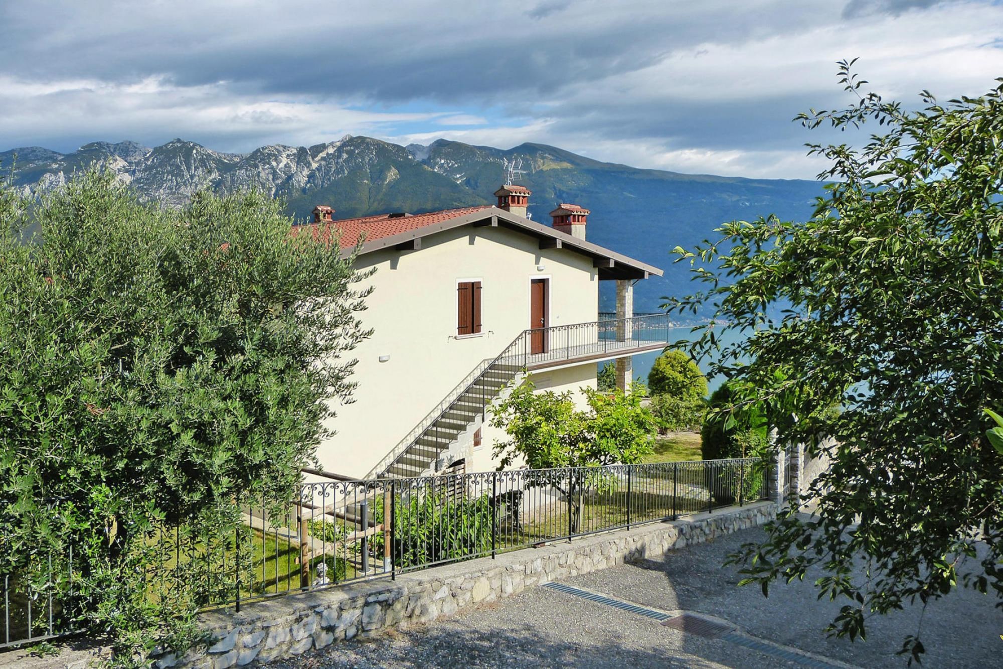 Appartement in Tignale met Gardameer Uitzicht