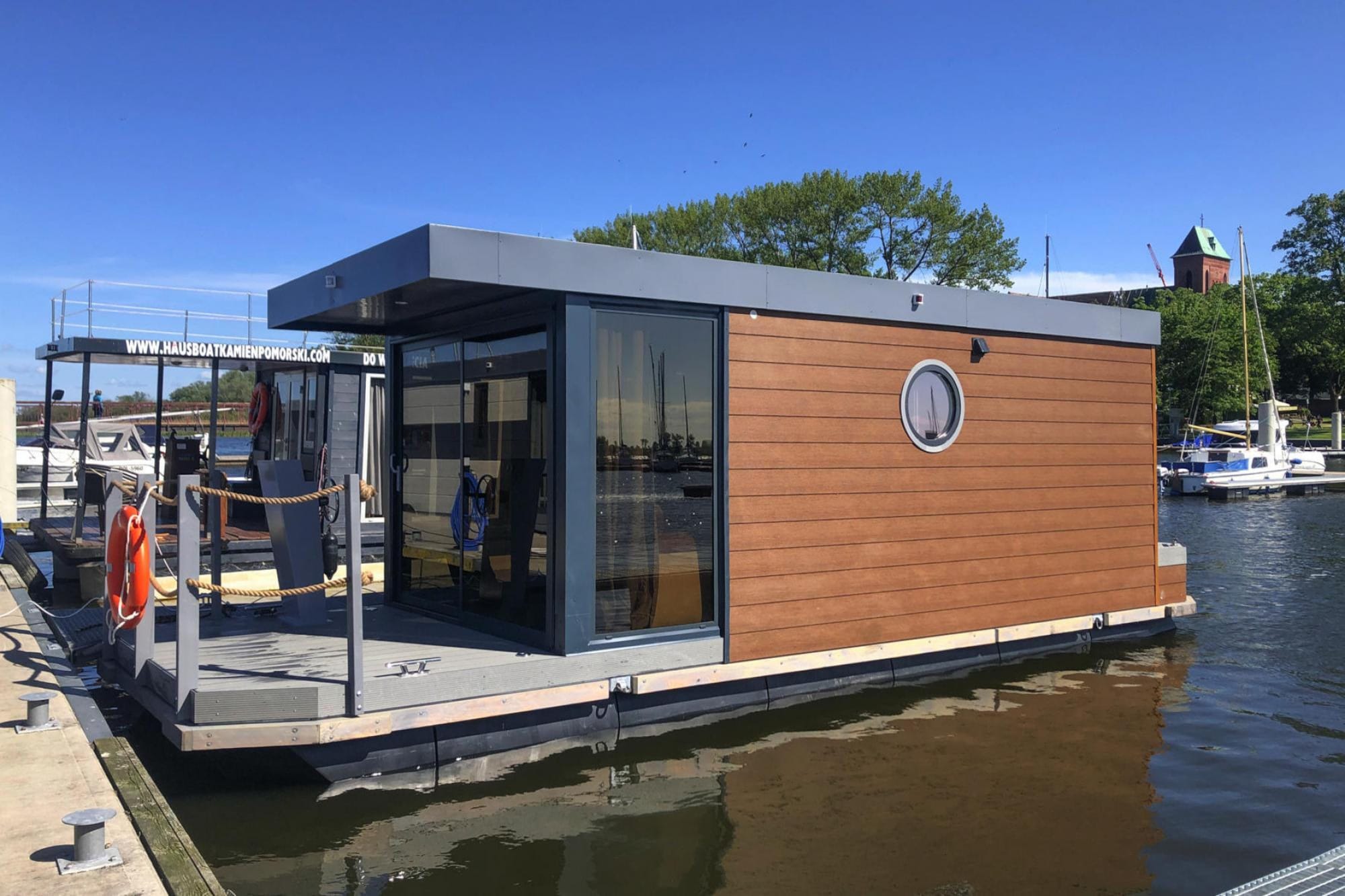 Haus am Wasser in Dziwnów nahe Strand