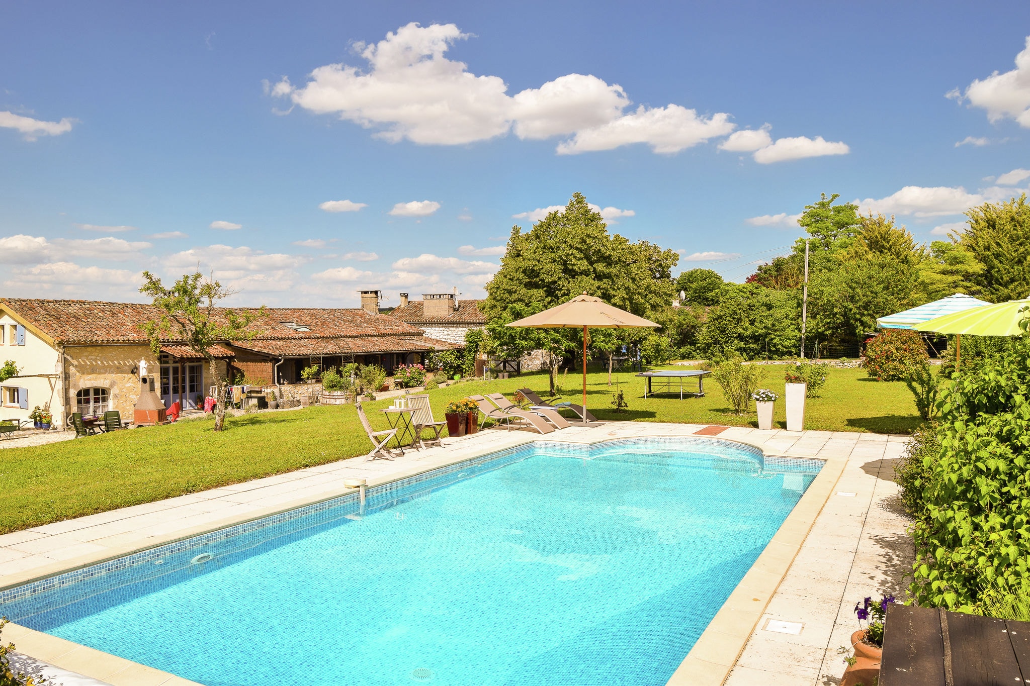 Schönes Ferienhaus mit Schwimmbad in Saint-Eutrope-de-Born